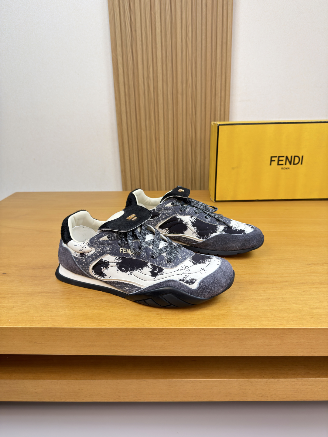NO:665206,[FENDI] Fendi - high-end quality original casual sports shoes - imported horse fur upper, color-printed suede calfskin, color-printed brand totem cloth, tongue, shoe body, brand metal logo - water-dyed cowhide inside - outsole ultra-light TPU foam rubber; two-color molded outsole - ultra-high quality control, fine workmanship highlighted (high-end, luxury, grade) -Size  39-44 (38,45, can be customized)·F0234,,fendi,fendi,sneakers,cowhide19860909【 FENDI】芬迪 -高端品质 原单·休闲运动鞋 -鞋面进口马毛皮、彩印反绒小牛皮、彩印品牌图腾布匹、鞋舌.鞋身.品牌金属logo -内里水染牛皮 -大底超轻TPU发泡·橡胶；双色成型大底 -超高品控·做工精细凸显(高端·贵气·档次) -Size 39-44（38,45,可订做)·F0234,,fendi,fendi,sneakers,cowhide,Men's shoes