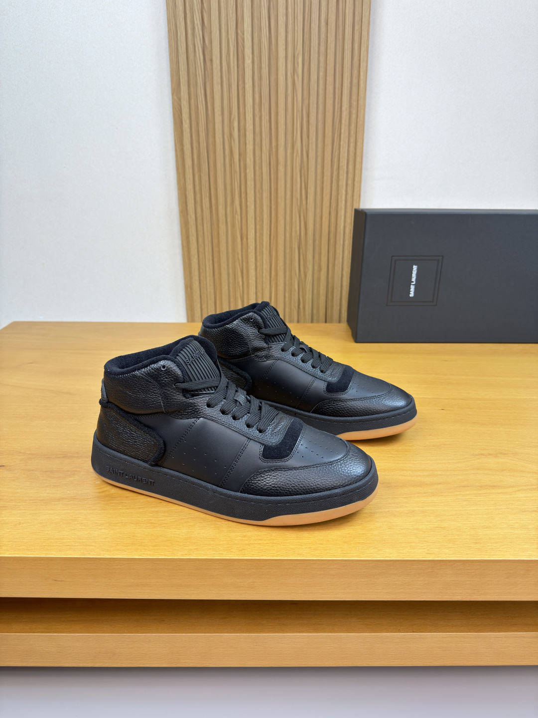 NO:680180,[SAINT LAURENT] Yves Saint Laurent - high-end quality original high-top casual sports sneakers - upper Nappa calfskin, pebbled calfskin, suede calfskin, shoe body. Plastic brand logo module sewn on the heel - terry cloth lining, foot pads; water-dyed cowhide - outsole ultra-light TPR.  39-44 (38, 45, can be customized)·SL3022, saint laurent, saint laurent, cowhide19860909【SAINT LAURENT】圣罗兰 -高端品质 原单·高帮休闲运动板鞋 -鞋面纳帕小牛皮、荔纹小牛皮、反绒小牛皮、鞋身.后跟车缝塑胶品牌logo模块 -内里毛巾布里,垫脚；水染牛皮 -大底超轻TPR.橡胶; 双色成型大底 -超高品控·做工精细凸显(高端·贵气·档次) -Size 39-44（38,45,可订做)·SL3022,,saint laurent,saint laurent,cowhide,Men's shoes