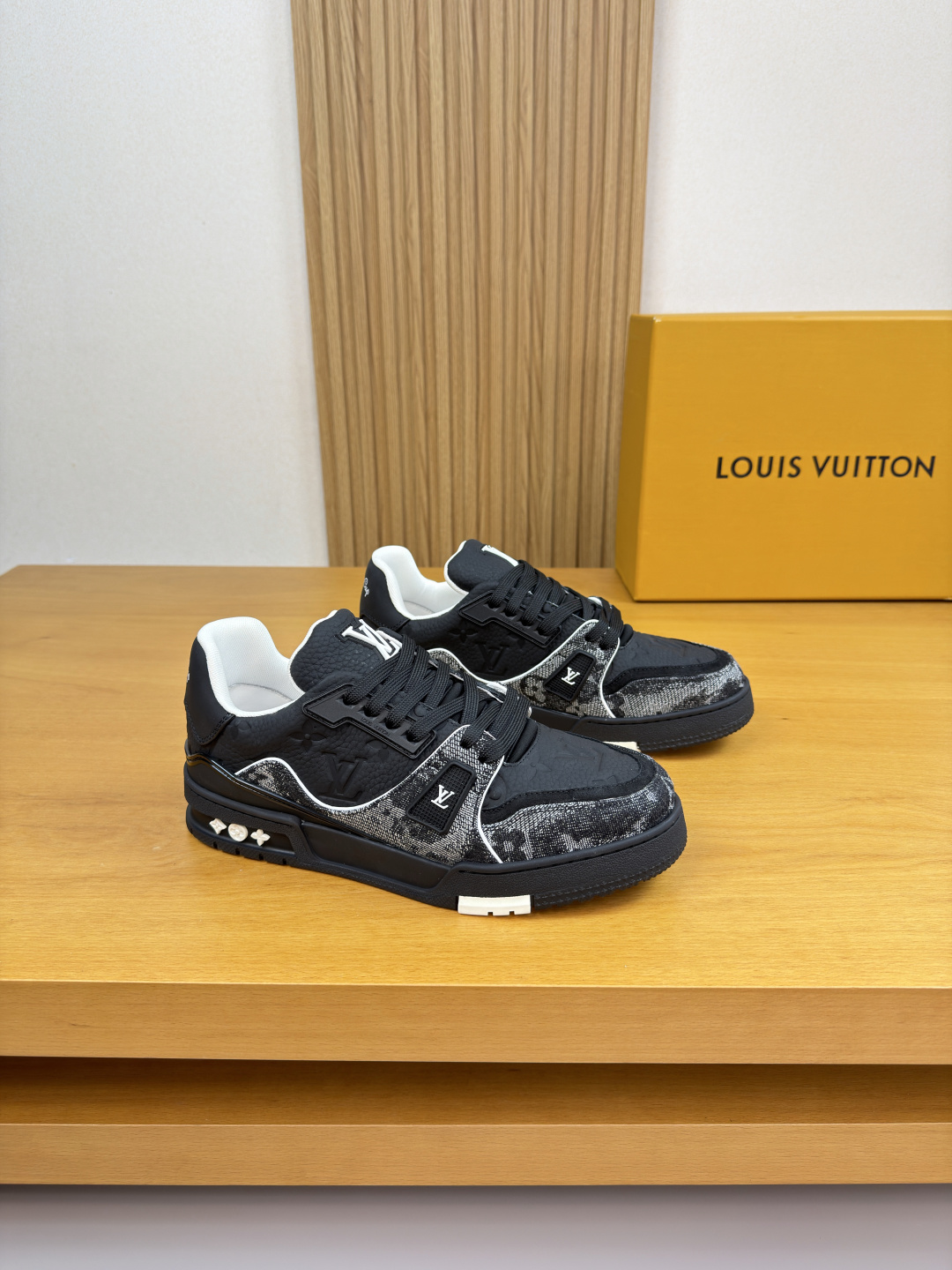 NO:680193,[Louis Vuitton] Louis Vuitton - high-end quality original single casual sports shoes - upper pebbled calfskin. Air-pressured brand totem, brand totem denim piece, tongue. Sewing brand totem injection molding module, heel. Silk-printed high-frequency brand LOGO - Lining brand canvas - Outsole original TPR rubber; two-color molded outsole - Ultra-high quality control, fine workmanship highlighted (high-end, luxury, grade) -Size  39-44 (38,45, can be customized)·L0111,,louis vuitton,louis vuitton,sneakers,cowhide19860909【Louis Vuitton】路易威登 -高端品质 原单·休闲运动鞋 -鞋面荔纹小牛皮.空压品牌图腾、品牌图腾牛仔布匹、鞋舌.车缝品牌图腾注塑模块、后跟.丝印高周波品牌LOGO -内里品牌帆布 -大底原版TPR橡胶；双色成型大底 -超高品控·做工精细凸显(高端·贵气·档次) -Size 39-44（38,45,可订做)·L0111,,louis vuitton,louis vuitton,sneakers,cowhide,Men's shoes