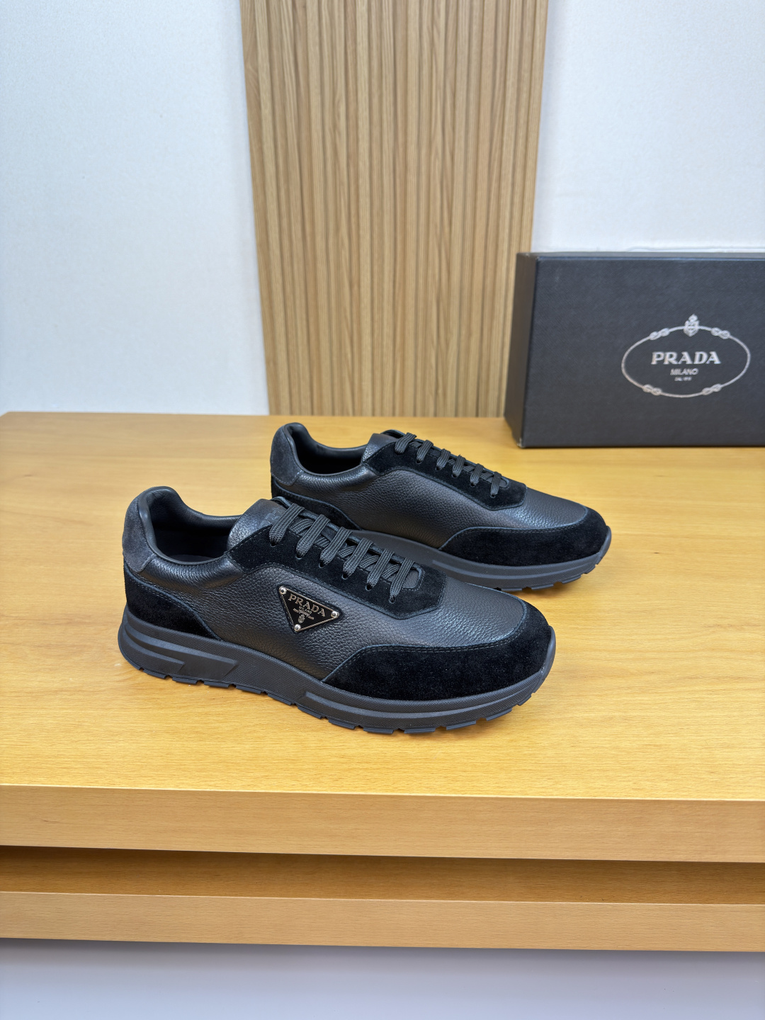 NO:851400,[PRADA] Prada - high-end quality original casual sports shoes - imported pebbled calfskin, suede calfskin on the upper, branded metal logo fasteners sewn on the shoe body, tongue, heel, air pressure brand logo - water-dyed cowhide inside - outsole ultra-light TPU foam rubber; two-color molded outsole - ultra-high quality control, fine workmanship highlighted (high-end, luxury, grade) -Size  38-44 (45, can be customized)·PRD0157,,prada,prada,sneakers,cowhide19860909【PRADA】普拉达 -高端品质 原单·休闲运动鞋 -鞋面进口荔纹小牛皮、反绒小牛皮、鞋身车缝品牌金属logo扣件、鞋舌.后跟.空压品牌logo -内里水染牛皮 -大底超轻TPU发泡·橡胶；双色成型大底 -超高品控·做工精细凸显(高端·贵气·档次) -Size 38-44（45,可订做)·PRD0157,,prada,prada,sneakers,cowhide,Men's shoes