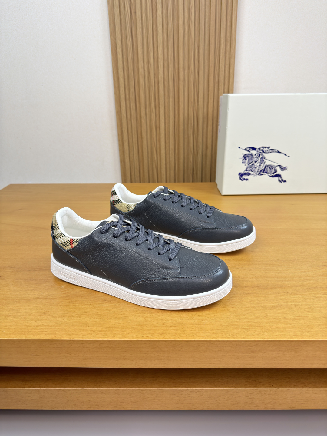 NO:851409,[BURBERRY] Burberry - High-end quality original casual sports sneakers - Imported pebbled calfskin upper, shoe mouth. Brand totem cloth, tongue. Injection-molded brand totem logo - Water-dyed cowhide inside - Outsole ultra-light TPR rubber; Molded outsole - Ultra-high quality control, fine workmanship highlighted (high-end, luxury, grade) -Size  38-44 (45. Can be customized)·BBR0157,,burberry,burberry,cowhide19860909【 BURBERRY】巴宝莉 -高端品质 原单·休闲运动板鞋 -鞋面进口荔纹小牛皮、鞋口.品牌图腾布匹、鞋舌.注塑品牌图腾logo -内里水染牛皮 -大底超轻TPR橡胶; 成型大底 -超高品控·做工精细凸显(高端·贵气·档次) -Size 38-44（45.可订做)·BBR0157,,burberry,burberry,cowhide,Men's shoes