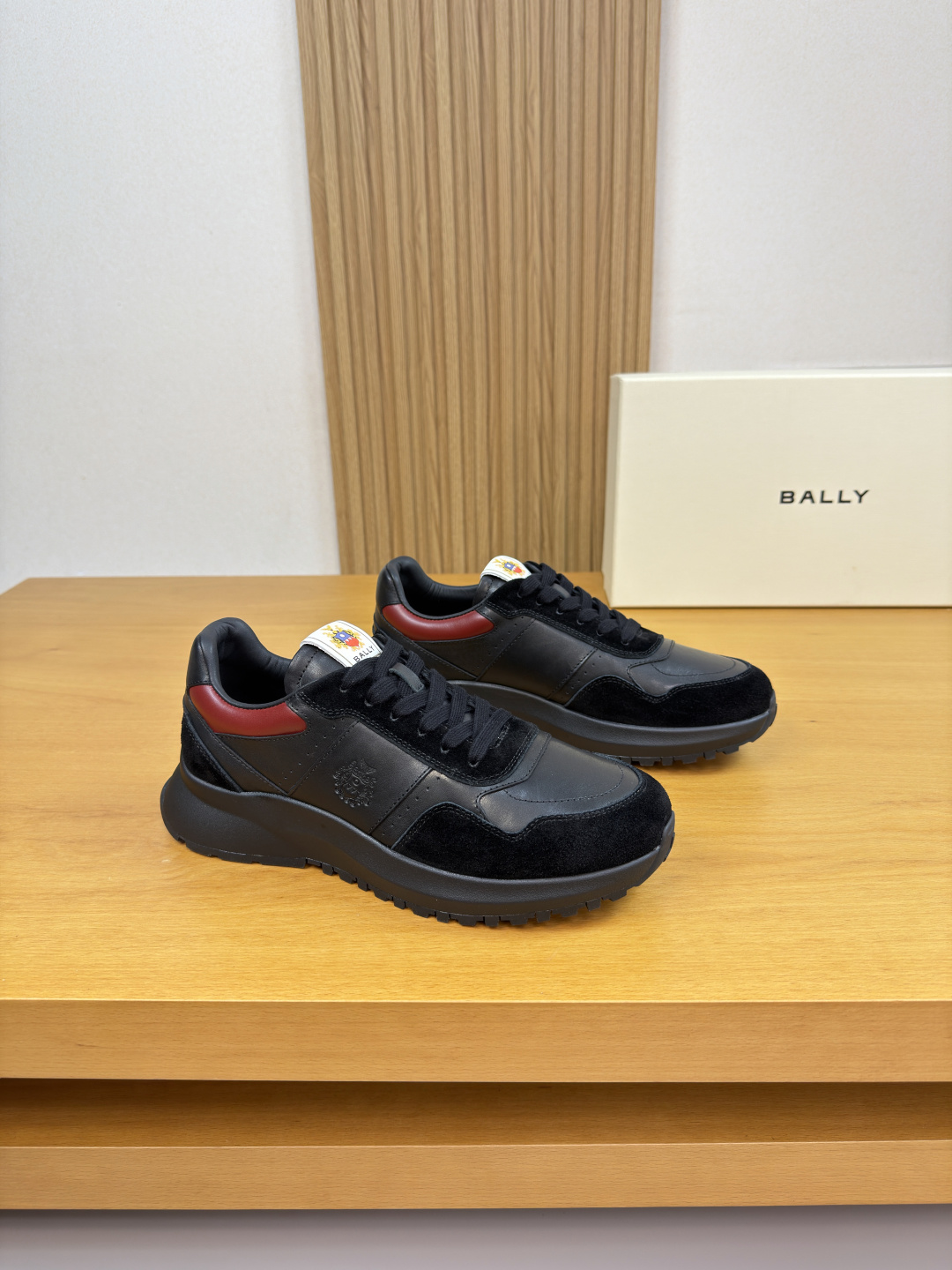 NO:680395,[BALLY] Bally - High-end quality original casual sports shoes - Imported nappa calfskin, suede calfskin upper, shoe body. Air-pressure brand totem, tongue. Sewn brand logo leather label - Water-dyed cowhide lining - Ultra-light TPU foam rubber outsole; two-color molded outsole - Ultra-high quality control, fine workmanship highlighted (high-end, luxury, grade) -Size  38-44 (45, can be customized)·BL0157,,bally,sneakers,cowhide19860909【 BALLY】巴利 -高端品质 原单·休闲运动鞋 -鞋面进口纳帕小牛皮、反绒小牛皮、鞋身.空压品牌图腾、鞋舌.车缝品牌logo皮标 -内里水染牛皮 -大底超轻TPU发泡·橡胶；双色成型大底 -超高品控·做工精细凸显(高端·贵气·档次) -Size 38-44（45,可订做)·BL0157,,bally,sneakers,cowhide,Men's shoes