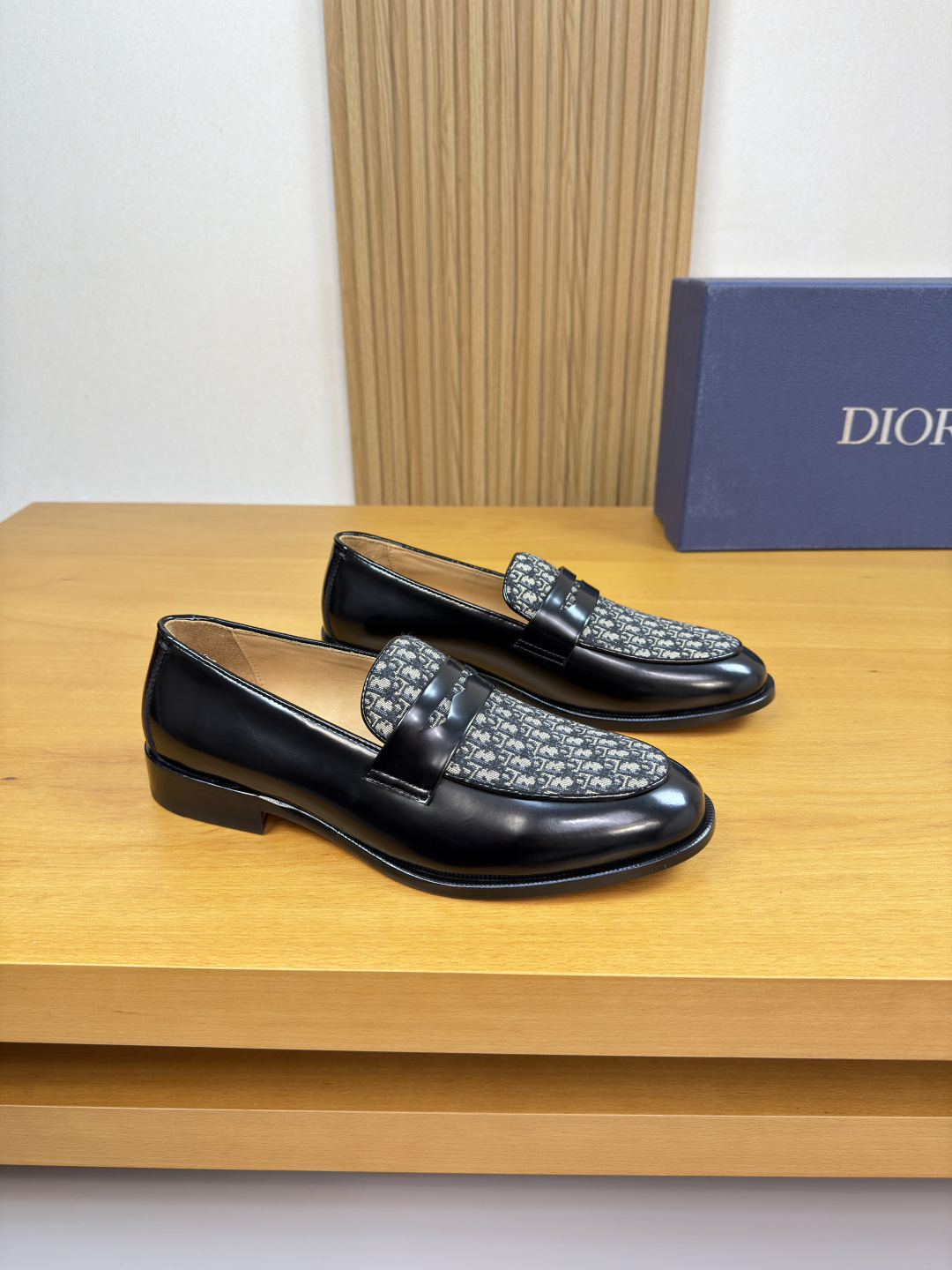 NO:680370,[Dior] Dior - High-end quality original order·Formal leather shoes - Open edge beaded calfskin upper, shoe collar, shoe collar, car piping process, brand cross-arm decoration - Water-dyed cowhide inside - Outsole ultra-light TPR rubber·genuine leather; combined molded leather outsole -Super high quality control·Fine workmanship highlights (high-end·luxury·grade) -Size  39-44 (38,45, can be customized)·0230,,dior,dior,cowhide,Leather soles19860909【 Dior】迪奥 -高端品质 原单·正装皮鞋 -鞋面开边珠小牛皮、鞋丹.鞋口.车滚边工艺、品牌横担装饰 -内里水染牛皮 -大底超轻TPR橡胶·真皮；组合成型真皮大底 -超高品控·做工精细凸显(高端·贵气·档次) -Size 39-44（38,45,可订做)·0230,,dior,dior,cowhide,Leather soles,Men's shoes