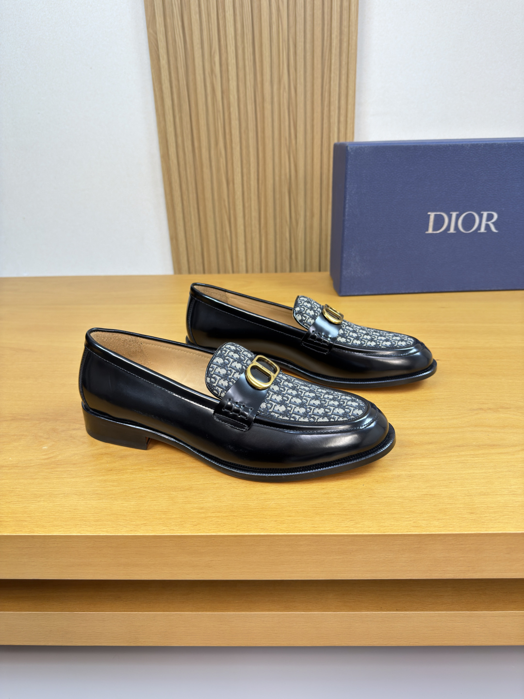 NO:680378,[Dior] Dior - high-end quality original style formal leather shoes - open edge beaded calfskin upper, brand totem fabric, shoe label. Shoe mouth, car edge technology, brand metal fastener cross-arm decoration - water-dyed cowhide inside - outsole ultra-light TPR rubber · genuine leather; combined molded leather outsole - ultra-high quality control · fine workmanship highlighted (high-end, luxury, grade) -Size  39-44 (38,45, can be customized)·0230,,dior,dior,cowhide,Leather soles19860909【 Dior】迪奥 -高端品质 原单·正装皮鞋 -鞋面开边珠小牛皮、品牌图腾布匹、鞋丹.鞋口.车包边工艺、品牌金属扣件横担装饰 -内里水染牛皮 -大底超轻TPR橡胶·真皮；组合成型真皮大底 -超高品控·做工精细凸显(高端·贵气·档次) -Size 39-44（38,45,可订做)·0230,,dior,dior,cowhide,Leather soles,Men's shoes
