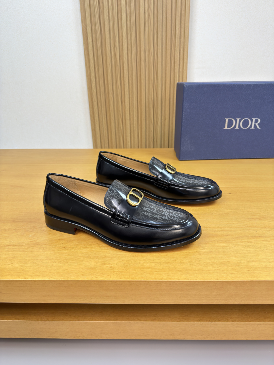 NO:680380,[Dior] Dior - High-end quality original order·Formal leather shoes - Open-edge beaded calf leather on the upper, brand totem open-edge beads, shoe tags. Shoe mouth, car edge technology, brand metal fastener cross-arm decoration - Water-dyed cowhide inside - Outsole ultra-light TPR rubber·genuine leather; combined molded leather outsole -Super high quality control·Fine workmanship highlighted (high-end·luxury·grade) -Size  39-44 (38,45, can be customized)·0230,,dior,dior,cowhide,Leather soles19860909【 Dior】迪奥 -高端品质 原单·正装皮鞋 -鞋面开边珠小牛皮、品牌图腾开边珠、鞋丹.鞋口.车包边工艺、品牌金属扣件横担装饰 -内里水染牛皮 -大底超轻TPR橡胶·真皮；组合成型真皮大底 -超高品控·做工精细凸显(高端·贵气·档次) -Size 39-44（38,45,可订做)·0230,,dior,dior,cowhide,Leather soles,Men's shoes