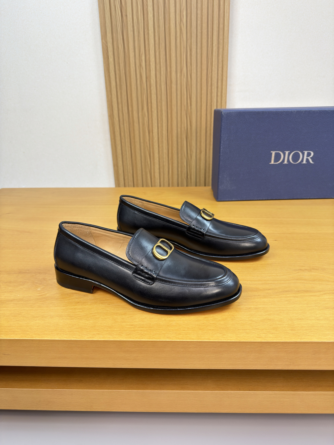 NO:680384,[Dior] Dior - High-end quality original order·Formal leather shoes -Nappa calfskin upper, shoe collar, car hemming process, brand metal fastener cross-arm decoration -Water dyed cowhide inside -Outsole ultra-light TPR rubber·genuine leather; combined molded leather outsole -Ultra-high quality control·Fine workmanship highlights (high-end·luxury·grade) -Size  39-44 (38,45, can be customized)·0230,,dior,dior,cowhide,Leather soles19860909【 Dior】迪奥 -高端品质 原单·正装皮鞋 -鞋面纳帕小牛皮、鞋丹.鞋口.车包边工艺、品牌金属扣件横担装饰 -内里水染牛皮 -大底超轻TPR橡胶·真皮；组合成型真皮大底 -超高品控·做工精细凸显(高端·贵气·档次) -Size 39-44（38,45,可订做)·0230,,dior,dior,cowhide,Leather soles,Men's shoes