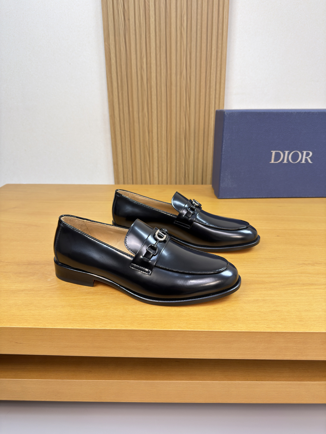 NO:680389,[Dior] Dior - High-end quality original order·Formal leather shoes - Open edge beaded calfskin upper, shoe collar, shoe collar, car piping process, brand cross-arm decoration - Water-dyed cowhide inside - Outsole ultra-light TPR rubber·genuine leather; combined molded leather outsole -Super high quality control·Fine workmanship highlights (high-end·luxury·grade) -Size  39-44 (38,45, can be customized)·0230,,dior,dior,cowhide,Leather soles19860909【 Dior】迪奥 -高端品质 原单·正装皮鞋 -鞋面开边珠小牛皮、鞋丹.鞋口.车滚边工艺、品牌横担装饰 -内里水染牛皮 -大底超轻TPR橡胶·真皮；组合成型真皮大底 -超高品控·做工精细凸显(高端·贵气·档次) -Size 39-44（38,45,可订做)·0230,,dior,dior,cowhide,Leather soles,Men's shoes