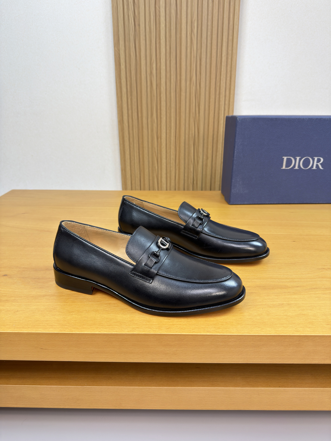 NO:680393,[Dior] Dior - High-end quality original order·Formal leather shoes -Nappa calfskin upper, shoe collar, car piping process, brand cross-arm decoration -Water-dyed cowhide inside -Outsole ultra-light TPR rubber·genuine leather; combined molded leather outsole -Ultra-high quality control·Fine workmanship highlights (high-end·luxury·grade) -Size  39-44 (38,45, can be customized)·0230,,dior,dior,cowhide,Leather soles19860909【 Dior】迪奥 -高端品质 原单·正装皮鞋 -鞋面纳帕小牛皮、鞋丹.鞋口.车滚边工艺、品牌横担装饰 -内里水染牛皮 -大底超轻TPR橡胶·真皮；组合成型真皮大底 -超高品控·做工精细凸显(高端·贵气·档次) -Size 39-44（38,45,可订做)·0230,,dior,dior,cowhide,Leather soles,Men's shoes