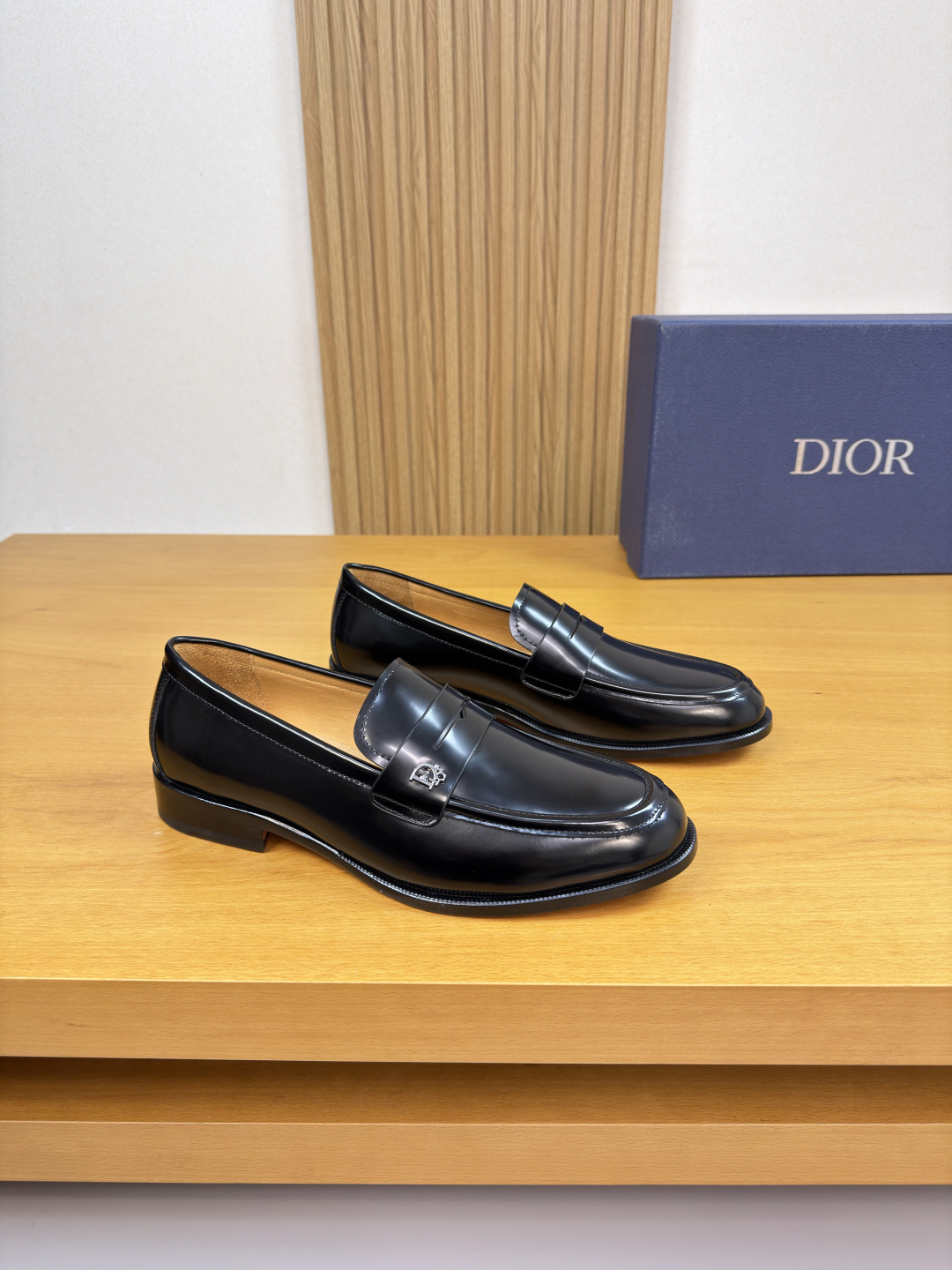 NO:680397,[Dior] Dior - high-end quality original style formal leather shoes - open edge beaded calfskin upper, shoe collar, shoe collar, car hemming process, brand metal fastener cross-arm decoration - water-dyed cowhide lining - ultra-light TPR rubber outsole, genuine leather; combined molded leather outsole - ultra-high quality control, fine workmanship (high-end, luxury, grade) -Size  39-44 (38,45, can be customized)·0230,,dior,dior,cowhide,Leather soles19860909【 Dior】迪奥 -高端品质 原单·正装皮鞋 -鞋面开边珠小牛皮、鞋丹.鞋口.车包边工艺、品牌金属扣件横担装饰 -内里水染牛皮 -大底超轻TPR橡胶·真皮；组合成型真皮大底 -超高品控·做工精细凸显(高端·贵气·档次) -Size 39-44（38,45,可订做)·0230,,dior,dior,cowhide,Leather soles,Men's shoes