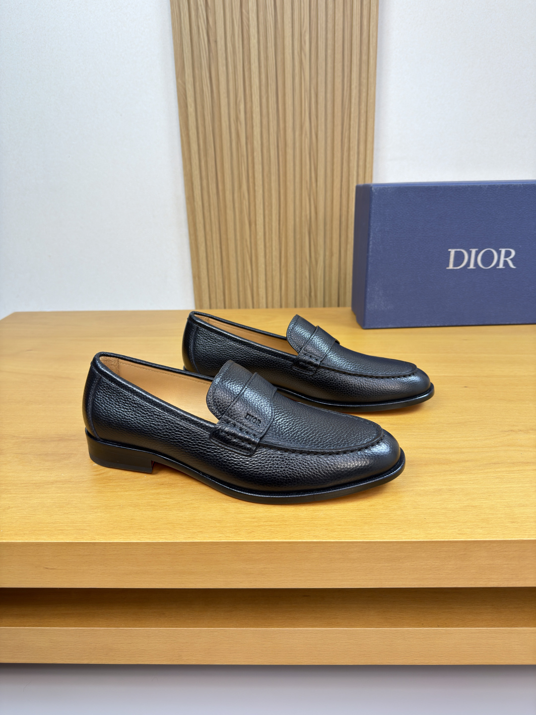 NO:680401,[Dior] Dior - high-end quality original style formal leather shoes - uppers with pebbled calfskin, shoe leather, hand-stitched mark thread, branded metal fastener cross-arm decoration - lining water-dyed cowhide - outsole ultra-light TPR rubber·genuine leather; combined molded leather outsole -super high quality control·fine workmanship highlighted (high-end·luxury·grade) -Size  39-44 (38,45, can be customized)·0230,,dior,dior,cowhide,Leather soles19860909【 Dior】迪奥 -高端品质 原单·正装皮鞋 -鞋面荔纹小牛皮、鞋丹.手工串缝马克线、品牌金属扣件横担装饰 -内里水染牛皮 -大底超轻TPR橡胶·真皮；组合成型真皮大底 -超高品控·做工精细凸显(高端·贵气·档次) -Size 39-44（38,45,可订做)·0230,,dior,dior,cowhide,Leather soles,Men's shoes