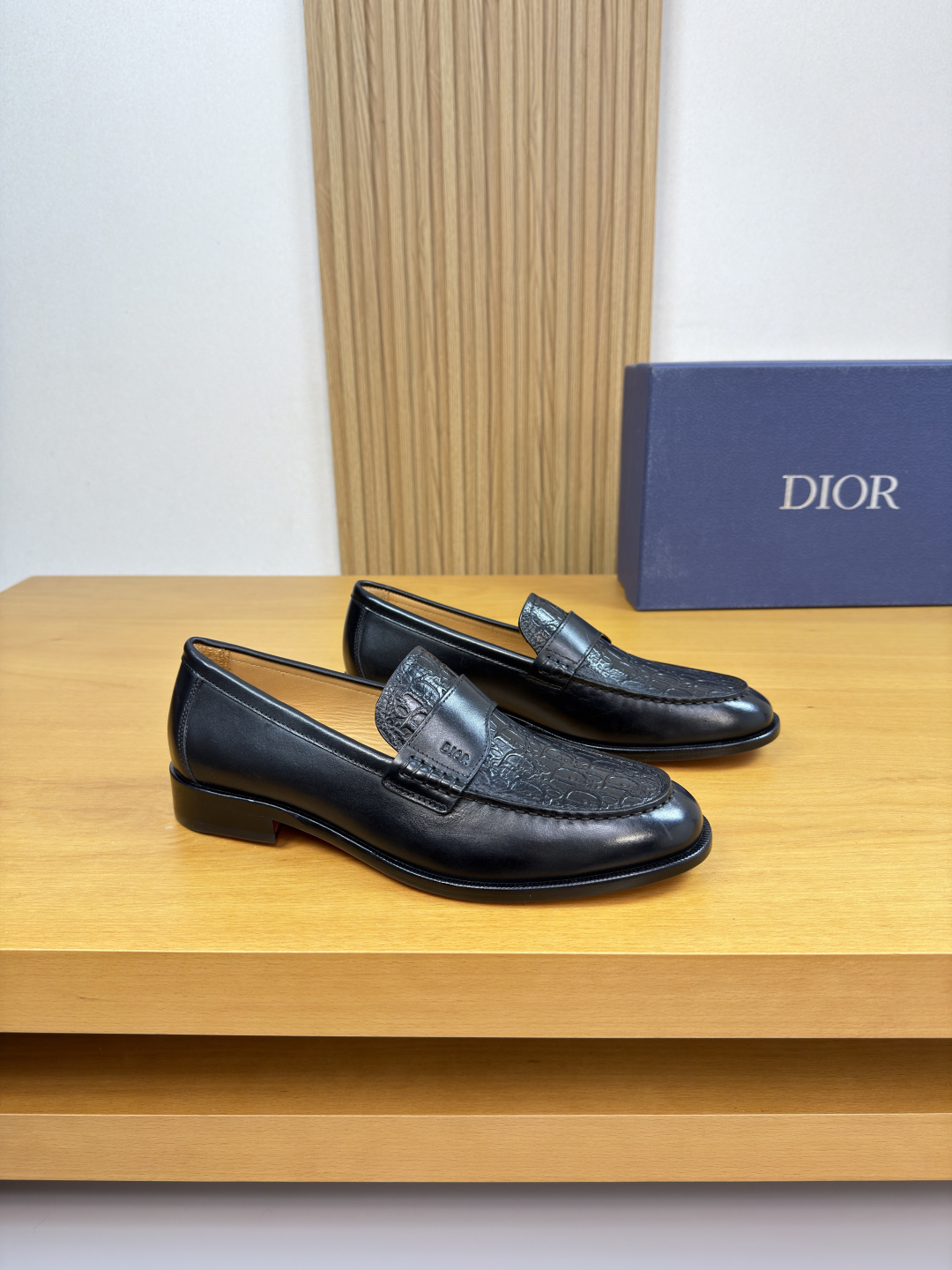 NO:680405,[Dior] Dior - High-end quality original formal leather shoes - Nappa calfskin upper, air-pressured brand totem on the shoe. Hand-stitched mark thread, brand metal fastener cross-arm decoration - Water-dyed cowhide lining - Ultra-light TPR rubber outsole, genuine leather; combined molded leather outsole - Ultra-high quality control, fine workmanship highlighted (high-end, luxury, grade) -Size  39-44 (38,45, can be customized)·0230,,dior,dior,cowhide,Leather soles19860909【 Dior】迪奥 -高端品质 原单·正装皮鞋 -鞋面纳帕小牛皮、鞋丹空压品牌图腾.手工串缝马克线、品牌金属扣件横担装饰 -内里水染牛皮 -大底超轻TPR橡胶·真皮；组合成型真皮大底 -超高品控·做工精细凸显(高端·贵气·档次) -Size 39-44（38,45,可订做)·0230,,dior,dior,cowhide,Leather soles,Men's shoes