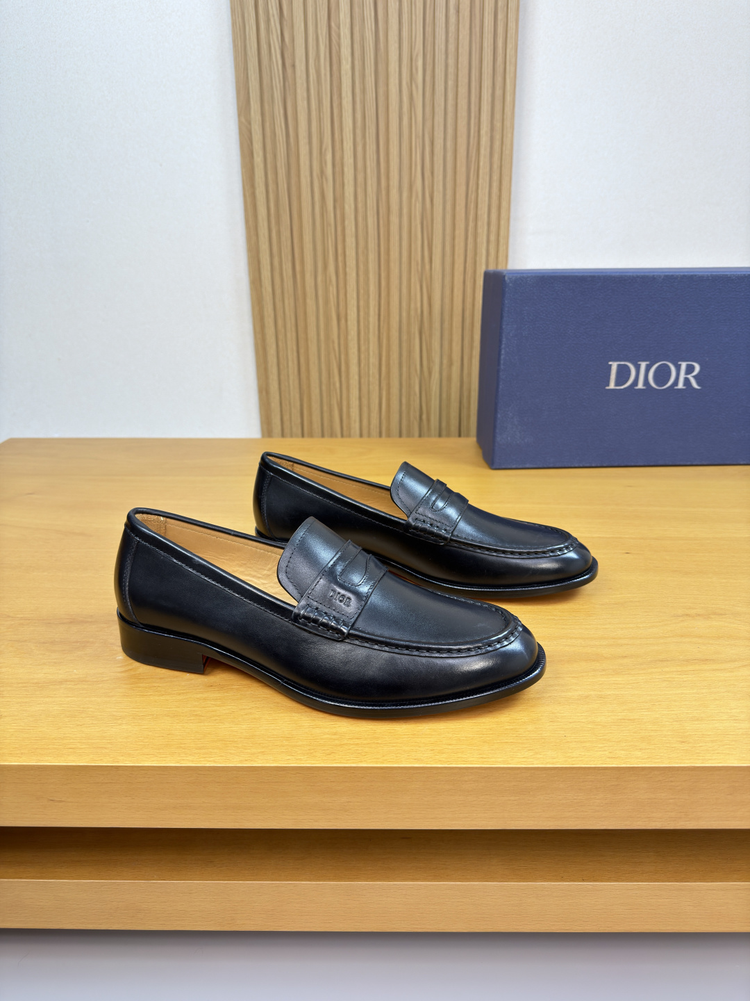 NO:680409,[Dior] Dior - high-end quality original formal leather shoes - upper Nappa calfskin, shoe leather. Hand-stitched mark thread, air-pressure brand logo cross-arm decoration - lining water-dyed cowhide - outsole ultra-light TPR rubber · genuine leather; combined molded leather outsole - ultra-high quality control · fine workmanship highlighted (high-end · luxury · grade) -Size  39-44 (38,45, can be customized)·0230,,dior,dior,cowhide,Leather soles19860909【 Dior】迪奥 -高端品质 原单·正装皮鞋 -鞋面纳帕小牛皮、鞋丹.手工串缝马克线、空压品牌logo横担装饰 -内里水染牛皮 -大底超轻TPR橡胶·真皮；组合成型真皮大底 -超高品控·做工精细凸显(高端·贵气·档次) -Size 39-44（38,45,可订做)·0230,,dior,dior,cowhide,Leather soles,Men's shoes