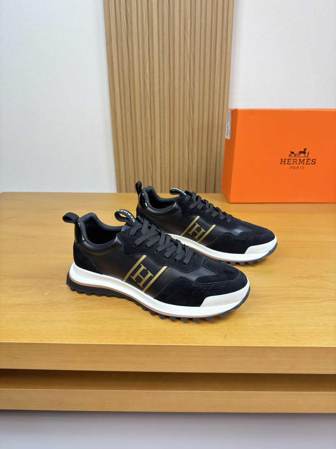 NO:680412,[HERMES] Hermès - high-end quality original casual sports shoes - upper Nappa calfskin, suede calfskin, body sewing brand H totem webbing, tongue, heel, brand logo webbing - lining water-dyed cowhide - outsole ultra-light TPR rubber; two-color molded outsole - ultra-high quality control, fine workmanship highlighted (high-end, luxury, grade) -Size  39-44 (38,45, can be customized)·H0118,,hermes,hermes,sneakers,cowhide19860909【 HERMES】爱马仕 -高端品质 原单·休闲运动鞋 -鞋面纳帕小牛皮、反绒小牛皮、鞋身车缝品牌H图腾织带、鞋舌.后跟.品牌logo织带 -内里水染牛皮 -大底超轻TPR·橡胶；双色成型大底 -超高品控·做工精细凸显(高端·贵气·档次) -Size 39-44（38,45,可订做)·H0118,,hermes,hermes,sneakers,cowhide,Men's shoes