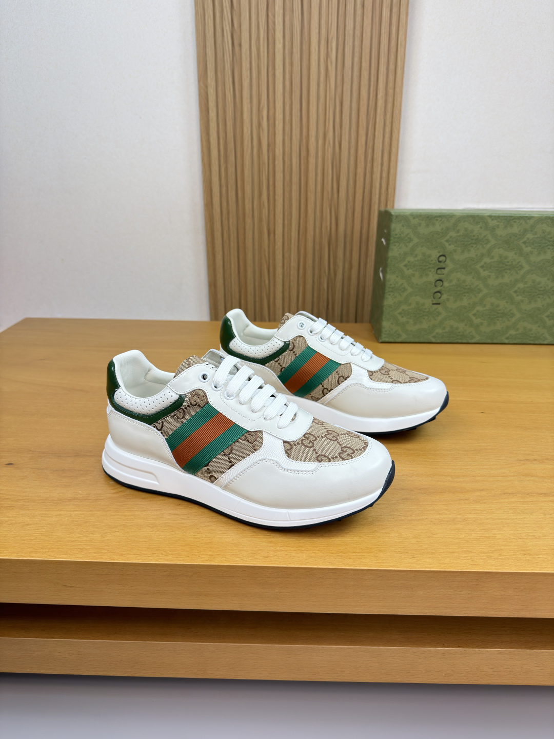 NO:680415,[Gucci] Gucci - High-end quality original casual sports shoes - Nappa calfskin upper, brand totem canvas, sewn brand webbing on shoe body, tongue, sewn brand logo cloth label, heel. Silk-screen brand logo - Lining water-dyed cowhide - Outsole ultra-light TPU foam rubber; two-color molded outsole - Ultra-high quality control, fine workmanship highlighted (high-end, luxury, grade) -Size  39-44 (38,45, can be customized)·G0181,,gucci,gucci,sneakers,cowhide19860909【Gucci】古驰 -高端品质 原单·休闲运动鞋 -鞋面纳帕小牛皮、品牌图腾帆布、鞋身车缝品牌织带、鞋舌.车缝品牌Logo布标、后跟.丝印品牌logo -内里水染牛皮 -大底超轻TPU发泡·橡胶；双色成型大底 -超高品控·做工精细凸显(高端·贵气·档次) -Size 39-44（38,45,可订做)·G0181,,gucci,gucci,sneakers,cowhide,Men's shoes