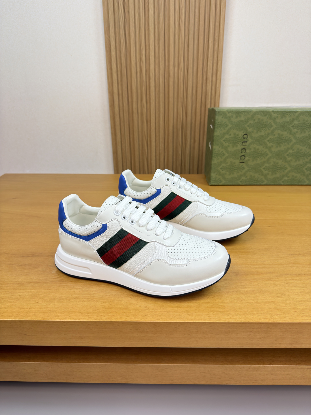 NO:680418,[Gucci] Gucci - High-end quality original casual sports shoes - Upper Nappa calfskin, pebbled calfskin, perforated calfskin, shoe body sewn with brand webbing, tongue, sewn brand logo cloth label, heel. Silk screen brand logo - Lining water-dyed cowhide - Outsole ultra-light TPU foam rubber; two-color molded outsole - Ultra-high quality control, fine workmanship highlighted (high-end, luxury, grade) -Size  39-44 (38,45, can be customized)·G0181,,gucci,gucci,sneakers,cowhide19860909【Gucci】古驰 -高端品质 原单·休闲运动鞋 -鞋面纳帕小牛皮、荔纹小牛皮、打孔小牛皮、鞋身车缝品牌织带、鞋舌.车缝品牌Logo布标、后跟.丝印品牌logo -内里水染牛皮 -大底超轻TPU发泡·橡胶；双色成型大底 -超高品控·做工精细凸显(高端·贵气·档次) -Size 39-44（38,45,可订做)·G0181,,gucci,gucci,sneakers,cowhide,Men's shoes