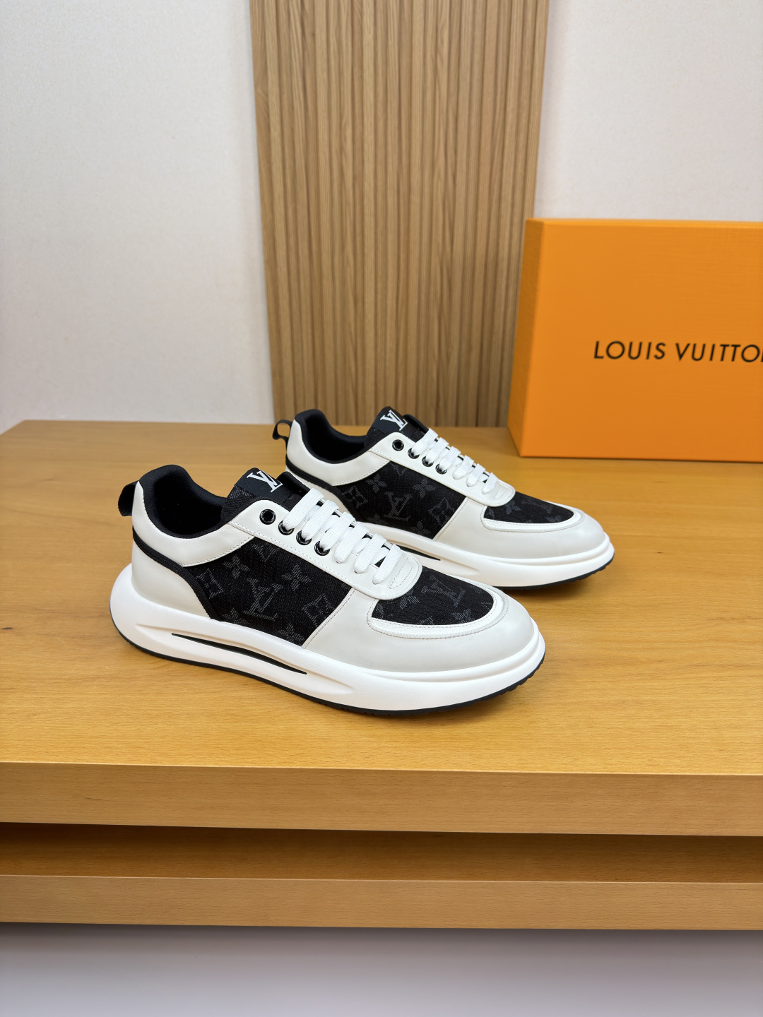 NO:680425,[Louis Vuitton] Louis Vuitton - high-end quality original single casual sports shoes - upper Nappa calfskin, brand totem cloth, tongue. Sewn brand logo cloth label - lining brand canvas - outsole ultra-light TPU. Rubber foam; two-color molded outsole - ultra-high quality control, fine workmanship highlighted (high-end, luxury, grade) -Size  39-44 (38,45, can be customized)·L0181,,louis vuitton,louis vuitton,sneakers,cowhide19860909【Louis Vuitton】路易威登 -高端品质 原单·休闲运动鞋 -鞋面纳帕小牛皮、品牌图腾布匹、鞋舌.车缝品牌logo布标 -内里品牌帆布 -大底超轻TPU.橡胶发泡; 双色成型大底 -超高品控·做工精细凸显(高端·贵气·档次) -Size 39-44（38,45,可订做)·L0181,,louis vuitton,louis vuitton,sneakers,cowhide,Men's shoes
