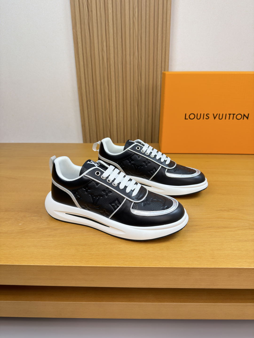 NO:680429,[Louis Vuitton] Louis Vuitton - High-end quality original single casual sports shoes - Upper Nappa calfskin, pebbled calfskin air-pressured brand totem, tongue. Sewn brand logo cloth label - Lining brand canvas - Outsole ultra-light TPU. Rubber foam; two-color molded outsole - Ultra-high quality control, fine workmanship highlighted (high-end, luxury, grade) -Size  39-44 (38,45, can be customized)·L0181,,louis vuitton,louis vuitton,sneakers,cowhide19860909【Louis Vuitton】路易威登 -高端品质 原单·休闲运动鞋 -鞋面纳帕小牛皮、荔纹小牛皮空压品牌图腾、鞋舌.车缝品牌logo布标 -内里品牌帆布 -大底超轻TPU.橡胶发泡; 双色成型大底 -超高品控·做工精细凸显(高端·贵气·档次) -Size 39-44（38,45,可订做)·L0181,,louis vuitton,louis vuitton,sneakers,cowhide,Men's shoes