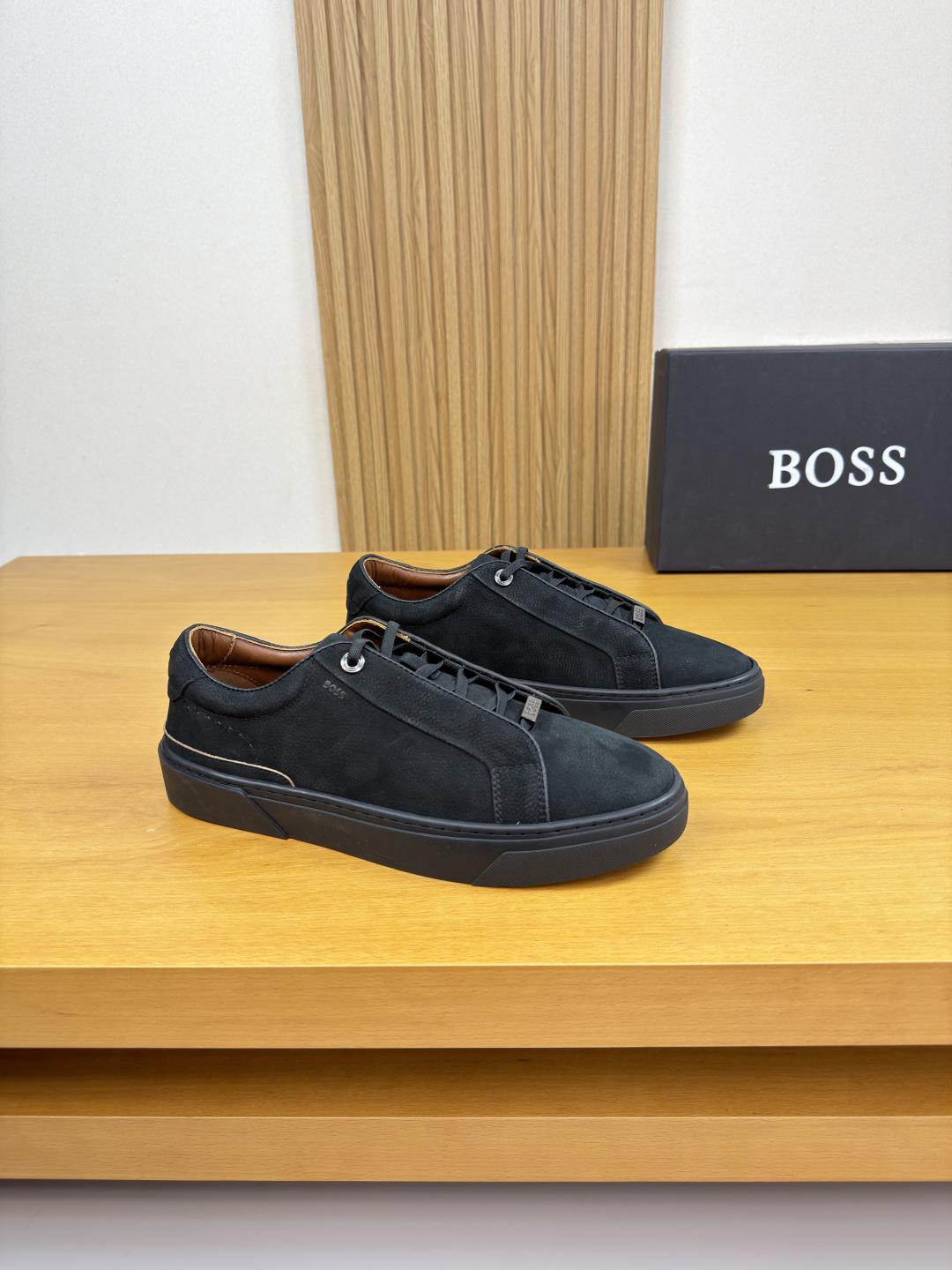 NO:680432,[BOSS] BOSS - high-end quality original order casual sports shoes - frosted pebbled calfskin upper, anti-hidden stitching on the ears, tongue, shoe body, air pressure brand logo - water-dyed cowhide lining - ultra-light TPR rubber outsole; two-color molded outsole - ultra-high quality control, fine workmanship (high-end, luxury, grade) -Size  39-44 (38,45, can be customized)·0126,,sneakers,cowhide19860909【BOSS】博思 -高端品质 原单·休闲运动鞋 -鞋面磨砂荔纹小牛皮、鞋耳车反暗线工艺、鞋舌.鞋身.空压品牌logo -内里水染牛皮 -大底超轻TPR·橡胶；双色成型大底 -超高品控·做工精细凸显(高端·贵气·档次) -Size 39-44（38,45,可订做)·0126,,sneakers,cowhide,Men's shoes