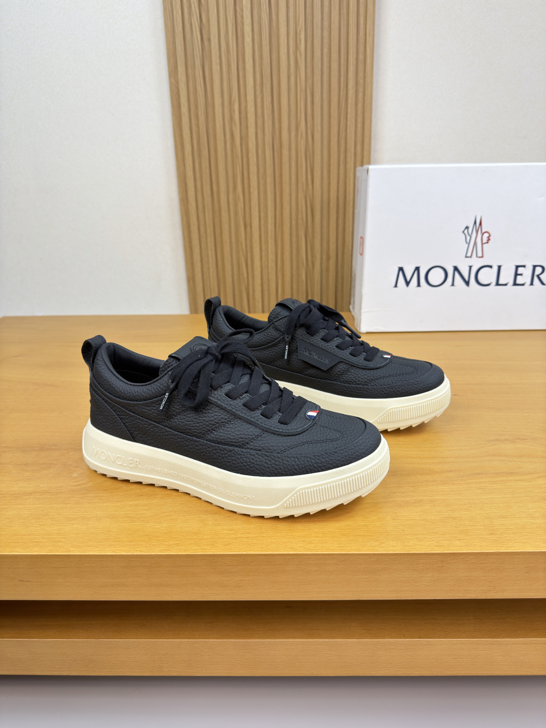 NO:680402,[MONCLER] Moncler (Mongolia) - high-end quality original casual sports shoes - upper with pebbled calfskin, reverse hidden stitching, toe brand cloth label, tongue, heel, sewn brand plastic logo module - water-dyed cowhide lining - ultra-light TPR rubber outsole; two-color molded outsole - ultra-high quality control, fine workmanship (high-end, luxury, grade) -Size  39-44 (38,45, can be customized)·MC0126,,Moncler,Moncler,cowhide19860909【MONCLER】盟可睐(蒙口)  -高端品质 原单·休闲运动板鞋 -鞋面荔纹小牛皮、车反暗线工艺、鞋头品牌布标、鞋舌.后跟.车缝品牌塑胶logo模块 -内里水染牛皮 -大底超轻TPR·橡胶；双色成型大底 -超高品控·做工精细凸显(高端·贵气·档次) -Size 39-44（38,45,可订做)·MC0126,,Moncler,Moncler,cowhide,Men's shoes