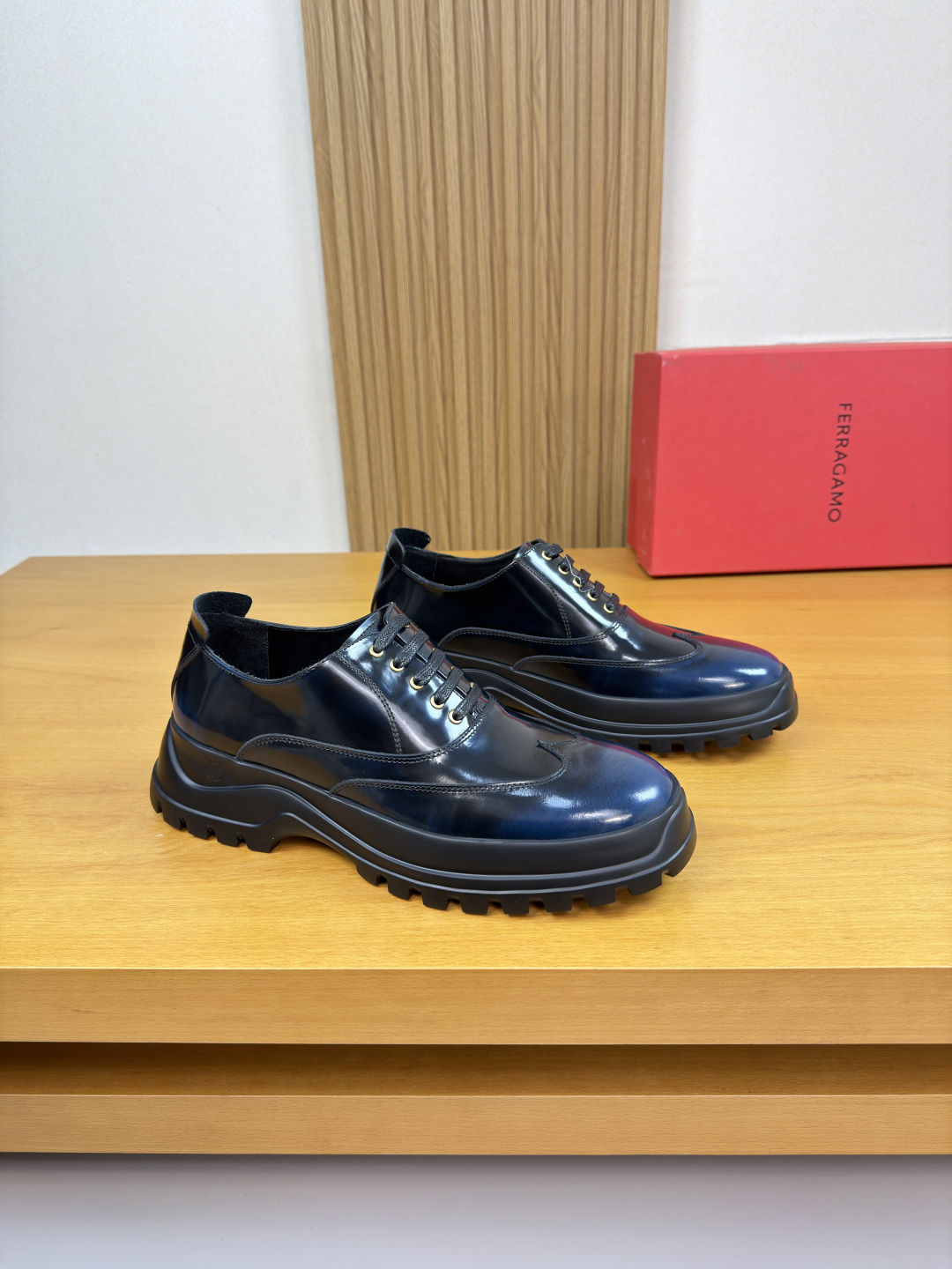 NO:680526,[Ferragamo] Ferragamo - High-end quality original formal leather shoes - Color-burned open edge beaded calfskin upper, perfect splicing - Water-dyed cowhide inside - Ultra-light TPU foam outsole; molded outsole - Ultra-high quality control, fine workmanship (high-end, luxury, grade) -Size 39-44 (38, 45, 46, can be customized) · FE0231,, ferragamo, ferragamo, cowhide19860909【 Ferragamo】菲拉格慕 -高端品质 原单·正装皮鞋 -鞋面擦色开边珠小牛皮、完美拼接 -内里水染牛皮 -大底超轻TPU发泡；成型大底 -超高品控·做工精细凸显(高端·贵气·档次) -Size 39-44（38,45,46,可订做)·FE0231,,ferragamo,ferragamo,cowhide,Men's shoes