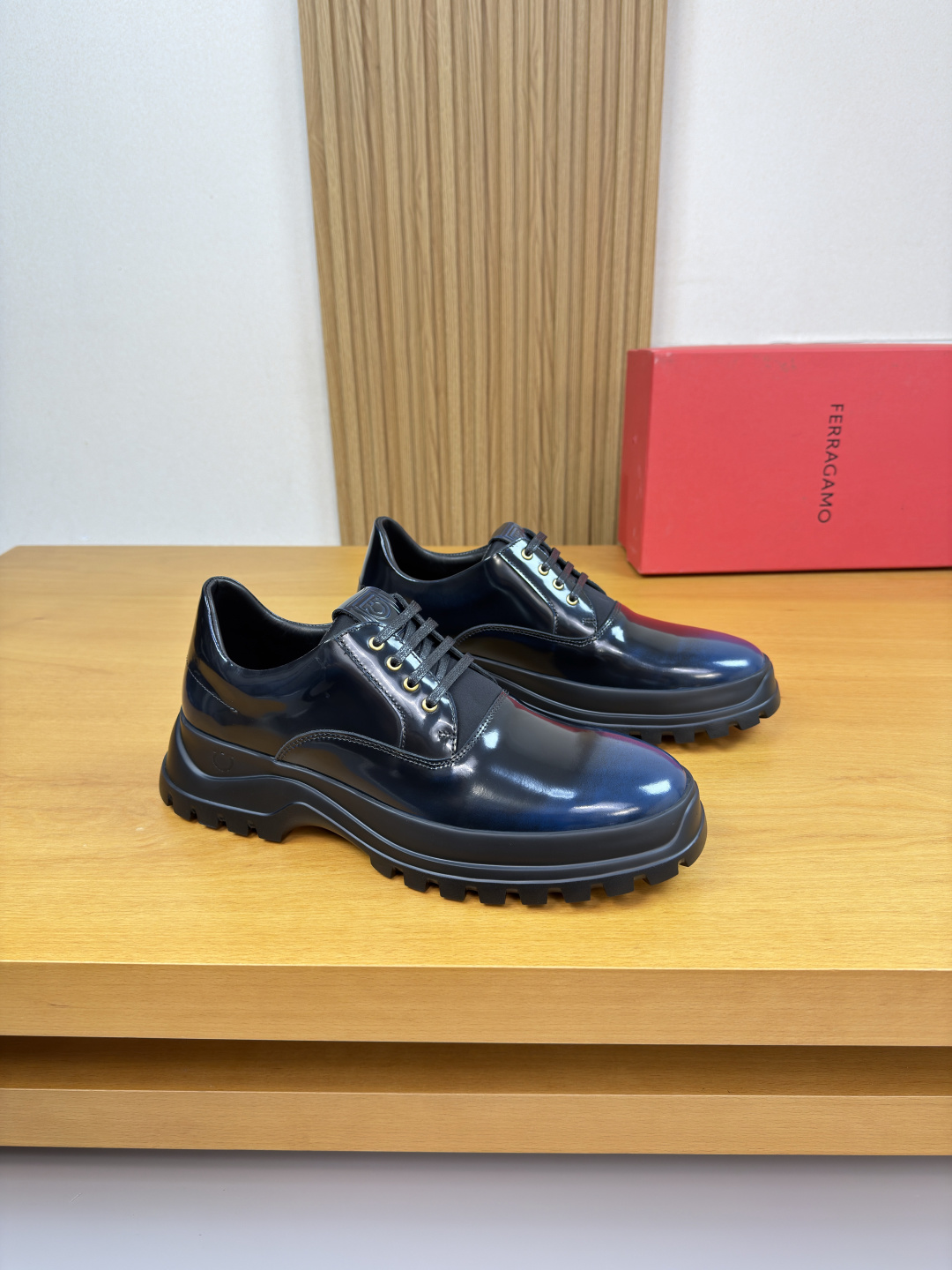 NO:680481,[Ferragamo] Ferragamo - high-end quality original order · formal leather shoes - upper with color-brushed open edge beaded calfskin, tongue air-pressure brand totem, perfect splicing - lining water-dyed cowhide - outsole ultra-light TPU foam; molded outsole - ultra-high quality control · fine workmanship highlighted (high-end · luxury · grade) -Size  39-44 (38, 45, 46, can be customized)·FE0231,,ferragamo,ferragamo,cowhide19860909【 Ferragamo】菲拉格慕 -高端品质 原单·正装皮鞋 -鞋面擦色开边珠小牛皮、鞋舌空压品牌图腾、完美拼接 -内里水染牛皮 -大底超轻TPU发泡；成型大底 -超高品控·做工精细凸显(高端·贵气·档次) -Size 39-44（38,45,46,可订做)·FE0231,,ferragamo,ferragamo,cowhide,Men's shoes