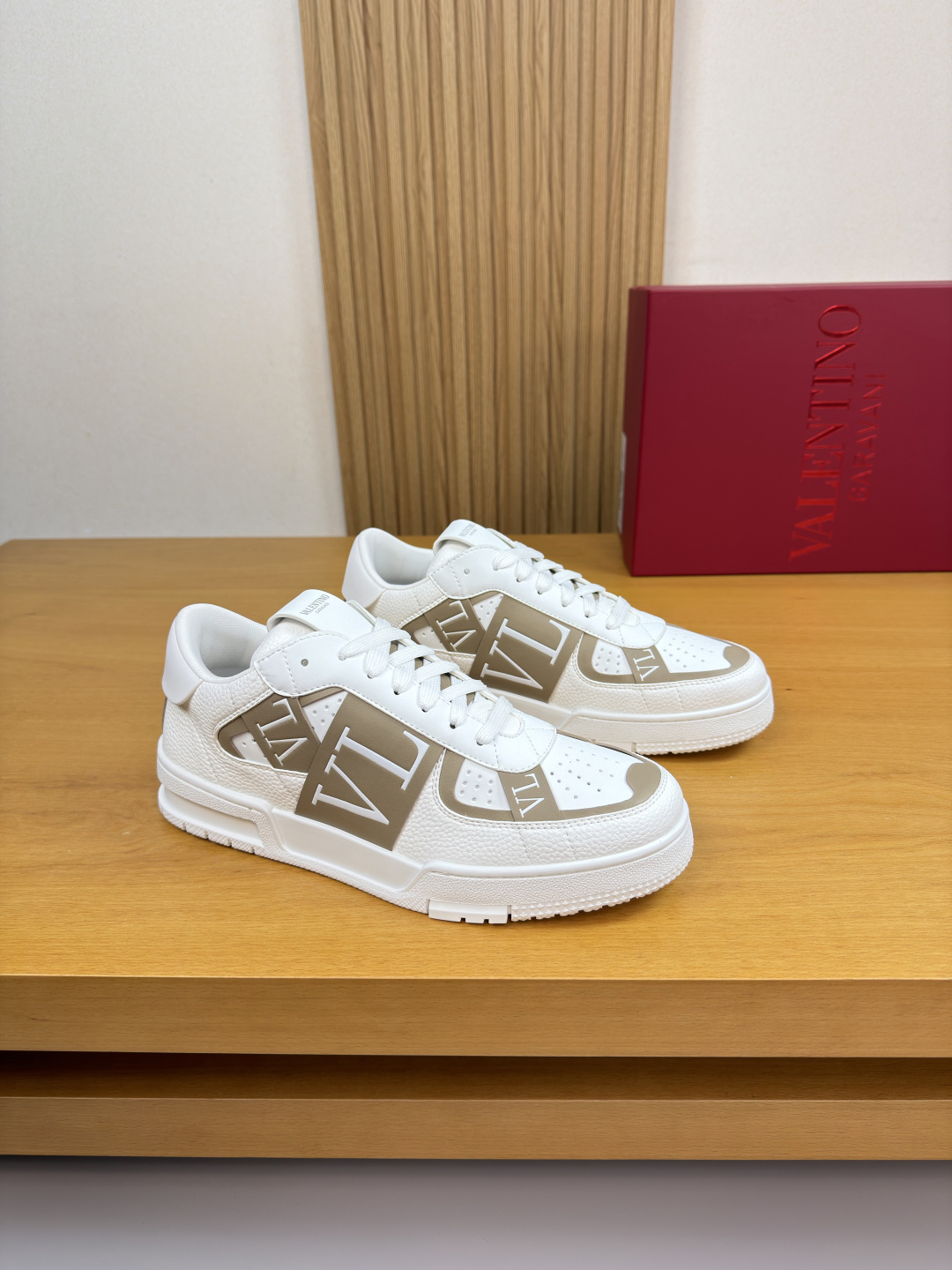 NO:680490,[VALENTION] Valentino - high-end quality original casual sports shoes - upper pebbled calfskin, Napa calfskin, shoe collar. Shoe body. Silk-printed high-frequency brand logo totem, toe cap. Brand Logo webbing - Canvas fabric lining - Outsole ultra-light TPR foam; two-color molded outsole - Ultra-high quality control, fine workmanship highlighted (high-end, luxury, grade)  -Size39-44 (38, 45, 46, can be customized)·0932,,valentino,valentino,sneakers,cowhide19860909【VALENTION】华伦天奴 -高端品质 原单·休闲运动鞋 -鞋面荔纹小牛皮、纳帕小牛皮、鞋口.鞋身.丝印高周波品牌logo图腾、鞋头.品牌Logo织带 -内里帆布布匹 -大底超轻TPR·发泡；双色成型大底 -超高品控·做工精细凸显(高端·贵气·档次) -Size39-44（38,45,46,可订做)·0932,,valentino,valentino,sneakers,cowhide,Men's shoes