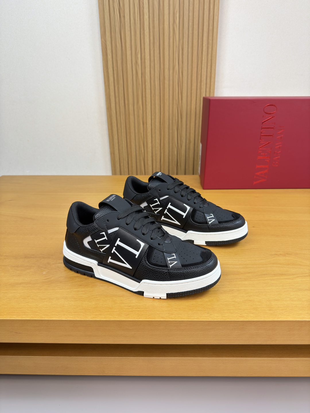 NO:680495,[VALENTION] Valentino - high-end quality original order casual sports shoes - upper pebbled calfskin, Nappa calfskin, perforated calfskin, shoe collar, shoe body, silk screen high frequency brand logo totem - canvas lining - outsole ultra-light TPR foam; two-color molded outsole - ultra-high quality control, fine workmanship highlighted (high-end, luxury, grade)  -Size39-44 (38, 45, 46, can be customized)·0932,,valentino,valentino,sneakers,cowhide19860909【VALENTION】华伦天奴 -高端品质 原单·休闲运动鞋 -鞋面荔纹小牛皮、纳帕小牛皮、打孔小牛皮、鞋口.鞋身.丝印高周波品牌logo图腾 -内里帆布布匹 -大底超轻TPR·发泡；双色成型大底 -超高品控·做工精细凸显(高端·贵气·档次) -Size39-44（38,45,46,可订做)·0932,,valentino,valentino,sneakers,cowhide,Men's shoes