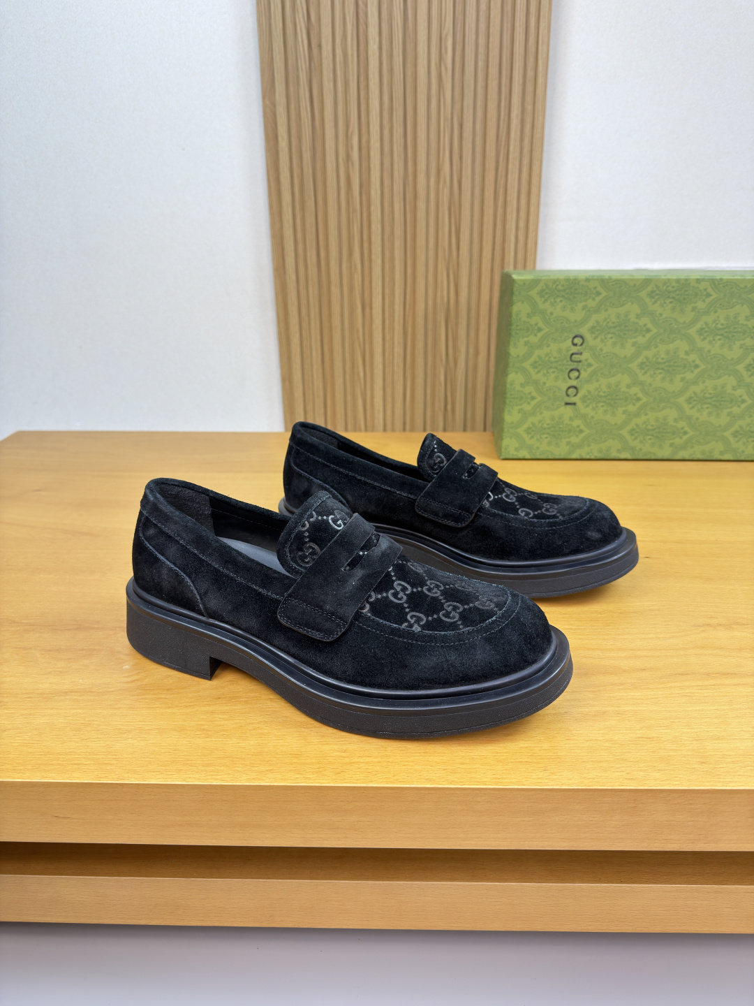 NO:680511,[Gucci] Gucci - High-end quality original order·Formal leather shoes -High mercerized suede calfskin upper, air-pressure brand totem on shoe tabs, brand cross-arm decoration -Water-dyed cowhide inside -Outsole ultra-light TPR·rubber; molded outsole -Ultra-high quality control·Fine workmanship highlighted (high-end·luxury·grade) -Size  39-44 (38, 45, 46, can be customized)·H0122,,gucci,gucci,cowhide19860909【 Gucci】古驰 -高端品质 原单·正装皮鞋 -鞋面高丝光反绒小牛皮、鞋丹空压品牌图腾、品牌横担装饰 -内里水染牛皮 -大底超轻TPR·橡胶；成型大底 -超高品控·做工精细凸显(高端·贵气·档次) -Size 39-44（38,45,46,可订做)·H0122,,gucci,gucci,cowhide,Men's shoes