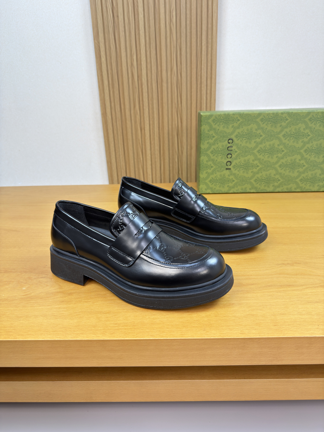 NO:680513,[Gucci] Gucci - High-end quality original order·Formal leather shoes - Open-edge beaded calfskin on the upper, air-pressured brand totem on the shoe tab, brand cross-arm decoration - Water-dyed cowhide on the inside - Ultra-light TPR·rubber on the outsole; molded outsole - Super high quality control·Fine workmanship highlights (high-end·luxury·grade) -Size  39-44 (38, 45, 46, can be customized)·H0122,,gucci,gucci,cowhide19860909【 Gucci】古驰 -高端品质 原单·正装皮鞋 -鞋面开边珠小牛皮、鞋丹空压品牌图腾、品牌横担装饰 -内里水染牛皮 -大底超轻TPR·橡胶；成型大底 -超高品控·做工精细凸显(高端·贵气·档次) -Size 39-44（38,45,46,可订做)·H0122,,gucci,gucci,cowhide,Men's shoes