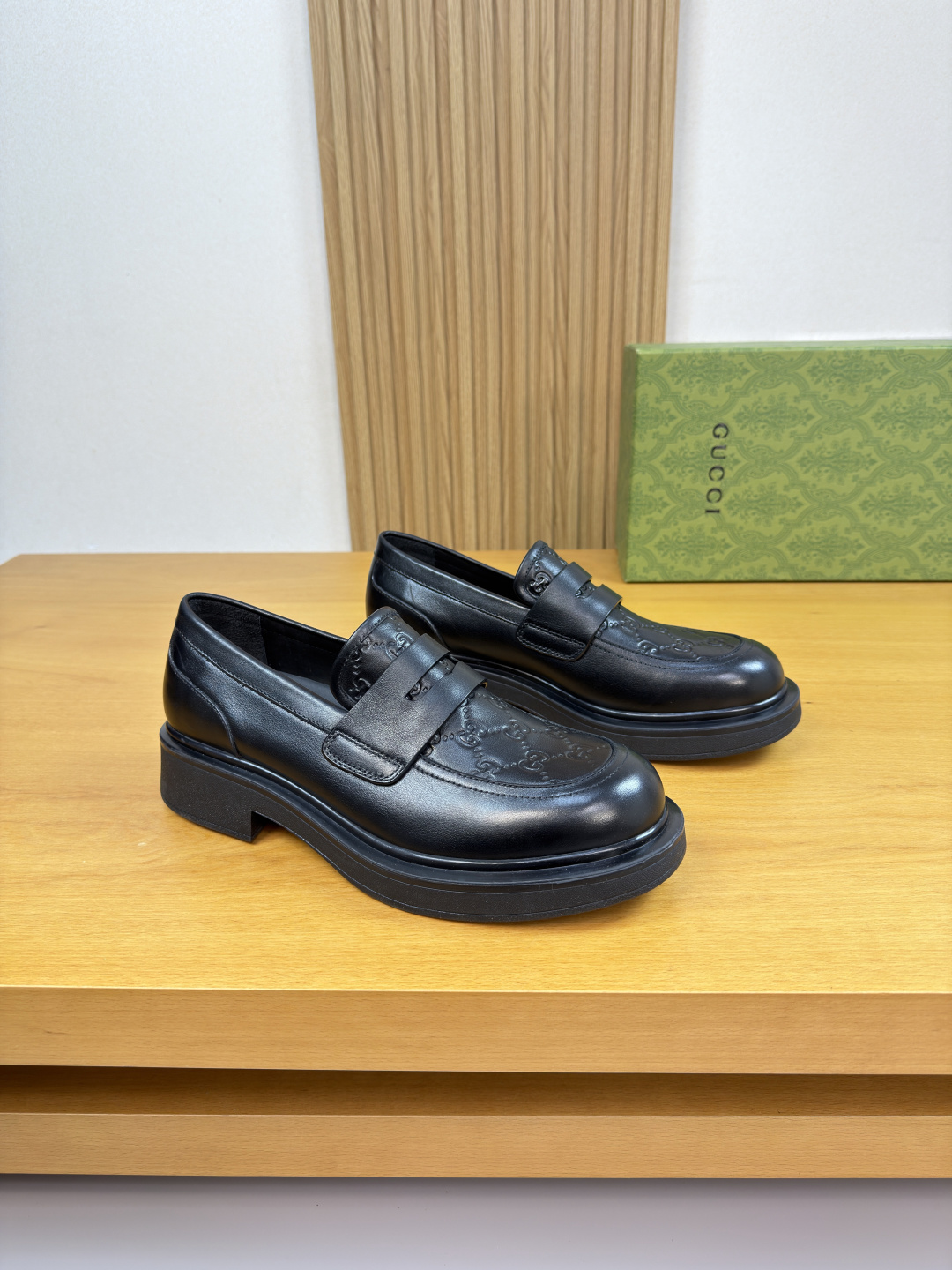 NO:680518,[Gucci] Gucci - High-end quality original order·Formal leather shoes -Nappa calfskin upper, air-pressure brand totem on the sole, brand cross-arm decoration -Water-dyed cowhide inside -Outsole ultra-light TPR·rubber; molded outsole -Super high quality control·Fine workmanship highlights (high-end·luxury·grade) -Size 39-44 (38, 45, 46, can be customized)·H0122,,gucci,gucci,cowhide19860909【 Gucci】古驰 -高端品质 原单·正装皮鞋 -鞋面纳帕小牛皮、鞋丹空压品牌图腾、品牌横担装饰 -内里水染牛皮 -大底超轻TPR·橡胶；成型大底 -超高品控·做工精细凸显(高端·贵气·档次) -Size 39-44（38,45,46,可订做)·H0122,,gucci,gucci,cowhide,Men's shoes