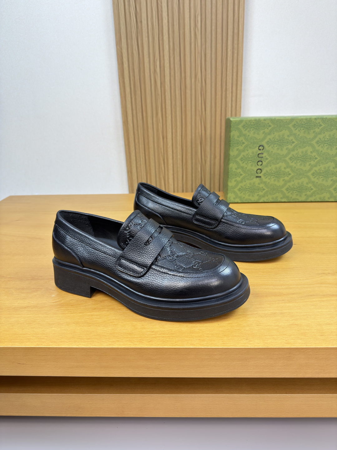 NO:680523,[Gucci] Gucci - High-end quality original order · Formal leather shoes - Pebbled calfskin upper, air-pressured brand totem on shoe tabs, brand cross-arm decoration - Water-dyed cowhide lining - Ultra-light TPR rubber outsole; molded outsole - Ultra-high quality control, fine workmanship highlighted (high-end, luxury, grade) -Size  39-44 (38, 45, 46, can be customized)·H0122,,gucci,gucci,cowhide19860909【 Gucci】古驰 -高端品质 原单·正装皮鞋 -鞋面荔纹小牛皮、鞋丹空压品牌图腾、品牌横担装饰 -内里水染牛皮 -大底超轻TPR·橡胶；成型大底 -超高品控·做工精细凸显(高端·贵气·档次) -Size 39-44（38,45,46,可订做)·H0122,,gucci,gucci,cowhide,Men's shoes