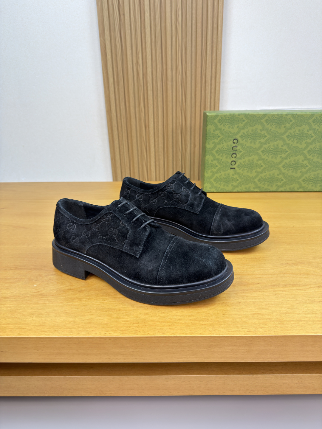 NO:680530,[Gucci] Gucci - High-end quality original order·Formal leather shoes -High mercerized suede calfskin on the upper, air-pressure brand totem on the sole, perfect splicing -Water-dyed cowhide on the inside -Ultra-light TPR·rubber on the outsole; Molded outsole -Super high quality control·Fine workmanship highlights (high-end·luxury·grade) -Size  39-44 (38, 45, 46, can be customized)·H0122,,gucci,gucci,cowhide19860909【 Gucci】古驰 -高端品质 原单·正装皮鞋 -鞋面高丝光反绒小牛皮、鞋丹空压品牌图腾、完美拼接 -内里水染牛皮 -大底超轻TPR·橡胶；成型大底 -超高品控·做工精细凸显(高端·贵气·档次) -Size 39-44（38,45,46,可订做)·H0122,,gucci,gucci,cowhide,Men's shoes