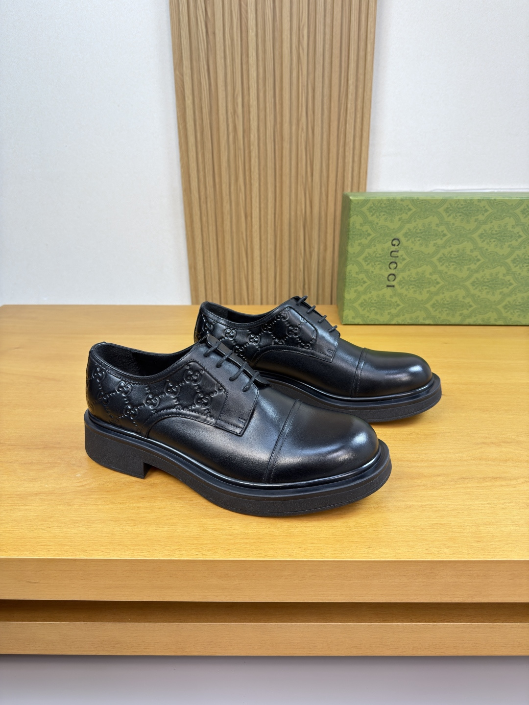 NO:680535,[Gucci] Gucci - High-end quality original formal leather shoes - Nappa calfskin upper, air-pressured brand totem on the shoe, perfect splicing - Water-dyed cowhide inside - Ultra-light TPR rubber on the outsole; molded outsole - Ultra-high quality control, fine workmanship (high-end, extravagance, grade) -Size 39-44 (38, 45, 46, can be customized)·H0122,,gucci,gucci,cowhide19860909【 Gucci】古驰 -高端品质 原单·正装皮鞋 -鞋面纳帕小牛皮、鞋丹空压品牌图腾、完美拼接 -内里水染牛皮 -大底超轻TPR·橡胶；成型大底 -超高品控·做工精细凸显(高端·贵气·档次) -Size 39-44（38,45,46,可订做)·H0122,,gucci,gucci,cowhide,Men's shoes