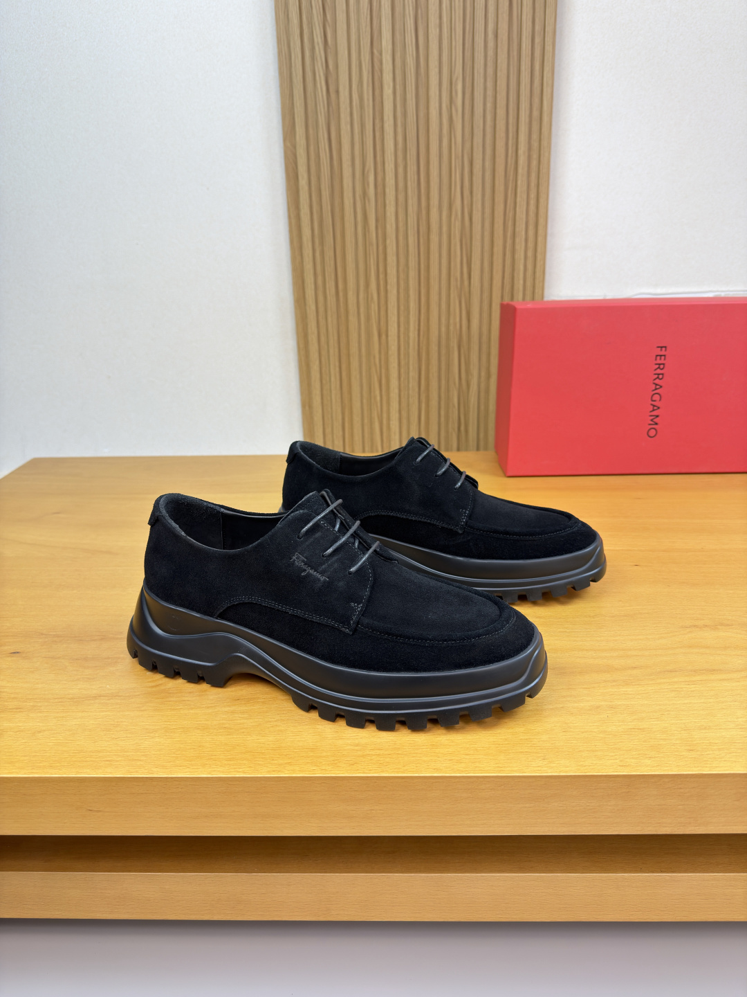 NO:680657,[Ferragamo] Ferragamo - High-end quality original order·Formal leather shoes - High mercerized suede calfskin on the upper, anti-velvet stitching technology on the shoe tabs, reverse hidden stitching process, air pressure brand totem, perfect splicing - Water-dyed cowhide on the inside - Ultra-light TPU foam outsole; molded outsole - Ultra-high quality control, fine workmanship highlighted (high-end, luxury, grade) -Size  39-44 (38, 45, 46, can be customized)·FE0231,,ferragamo,ferragamo,cowhide19860909【 Ferragamo】菲拉格慕 -高端品质 原单·正装皮鞋 -鞋面高丝光反绒小牛皮、鞋丹.车反暗线工艺、鞋耳.空压品牌图腾、完美拼接 -内里水染牛皮 -大底超轻TPU发泡；成型大底 -超高品控·做工精细凸显(高端·贵气·档次) -Size 39-44（38,45,46,可订做)·FE0231,,ferragamo,ferragamo,cowhide,Men's shoes