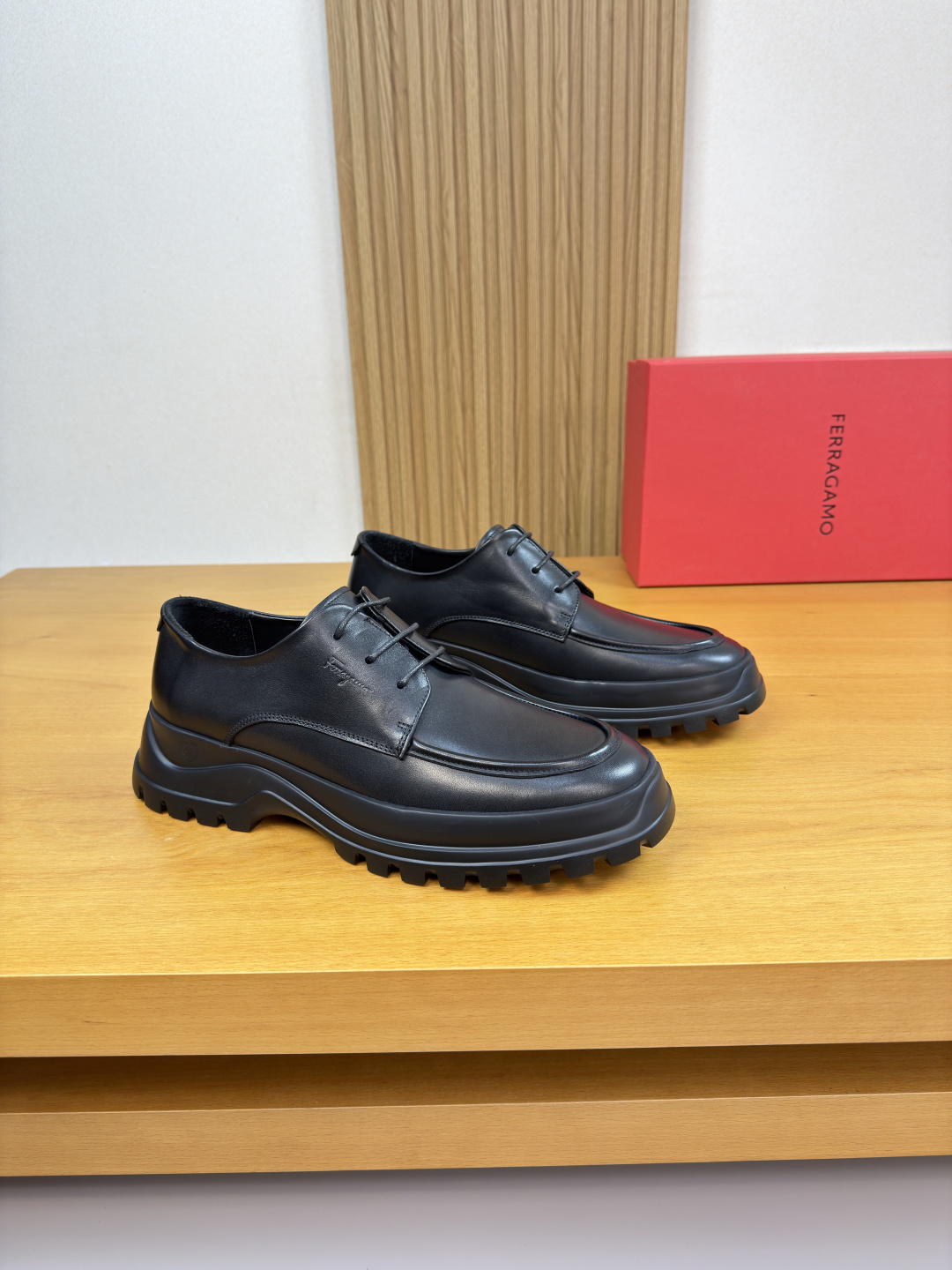 NO:680666,[Ferragamo] Ferragamo - High-end quality original order·Formal leather shoes -Nappa calfskin upper, shoe leather, reverse hidden stitching process, shoe lugs, air pressure brand totem, perfect splicing -Water-dyed cowhide inside -Ultra-light TPU foam outsole; molded outsole -Ultra-high quality control, fine workmanship highlighted (high-end, luxury, grade) -Size  39-44 (38, 45, 46, can be customized)·FE0231,,ferragamo,ferragamo,cowhide19860909【 Ferragamo】菲拉格慕 -高端品质 原单·正装皮鞋 -鞋面纳帕小牛皮、鞋丹.车反暗线工艺、鞋耳.空压品牌图腾、完美拼接 -内里水染牛皮 -大底超轻TPU发泡；成型大底 -超高品控·做工精细凸显(高端·贵气·档次) -Size 39-44（38,45,46,可订做)·FE0231,,ferragamo,ferragamo,cowhide,Men's shoes