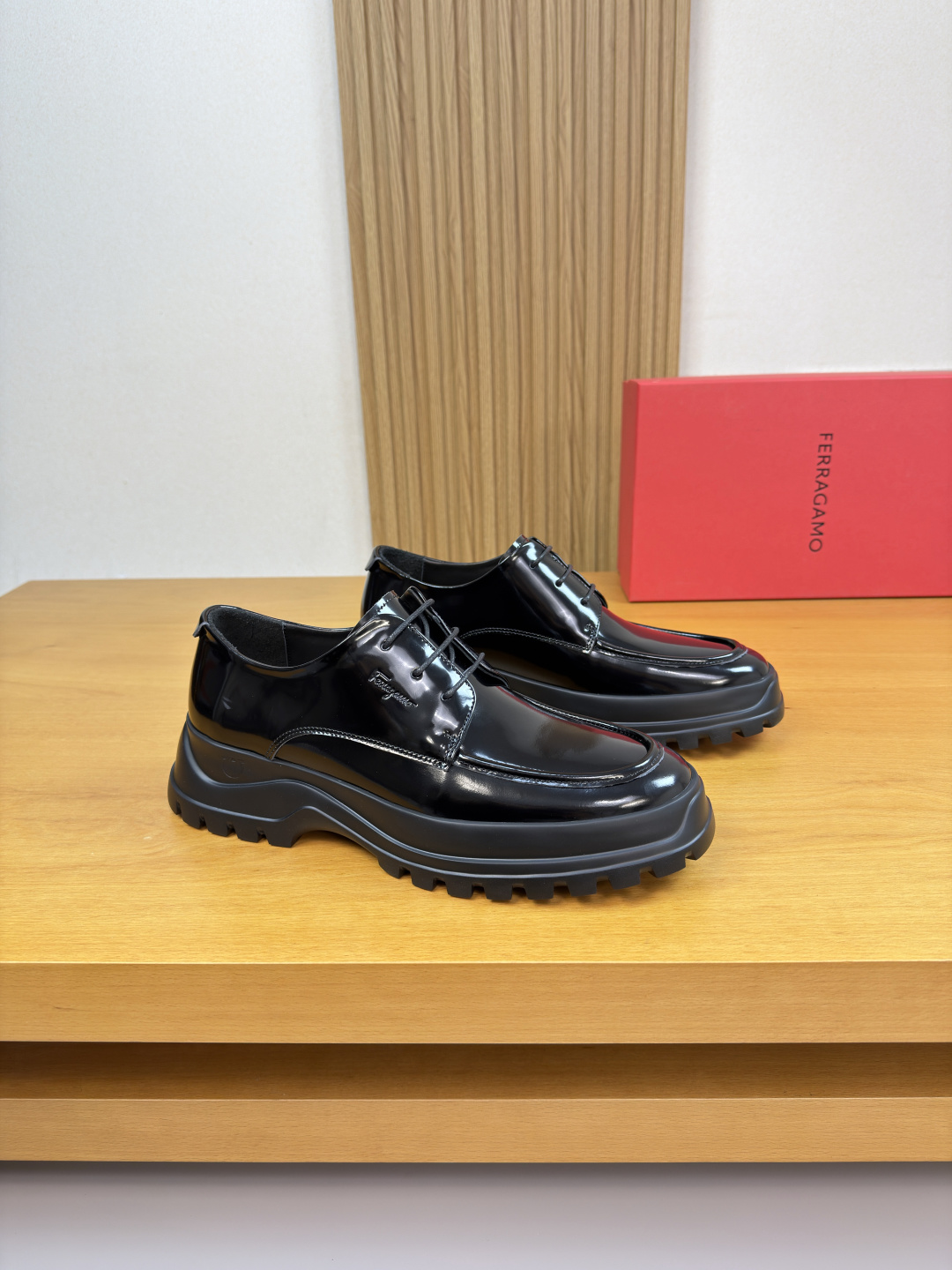 NO:680669,[Ferragamo] Ferragamo - high-end quality original order · formal leather shoes - open-edge beaded calfskin on the upper, shoe tabs, reverse hidden stitching, shoe lugs, air pressure brand totem, perfect splicing - water-dyed cowhide lining - ultra-light TPU foam outsole; molded outsole - ultra-high quality control, fine workmanship (high-end, luxury, grade) -Size  39-44 (38, 45, 46, can be customized)·FE0231,,ferragamo,ferragamo,cowhide19860909【 Ferragamo】菲拉格慕 -高端品质 原单·正装皮鞋 -鞋面开边珠小牛皮、鞋丹.车反暗线工艺、鞋耳.空压品牌图腾、完美拼接 -内里水染牛皮 -大底超轻TPU发泡；成型大底 -超高品控·做工精细凸显(高端·贵气·档次) -Size 39-44（38,45,46,可订做)·FE0231,,ferragamo,ferragamo,cowhide,Men's shoes