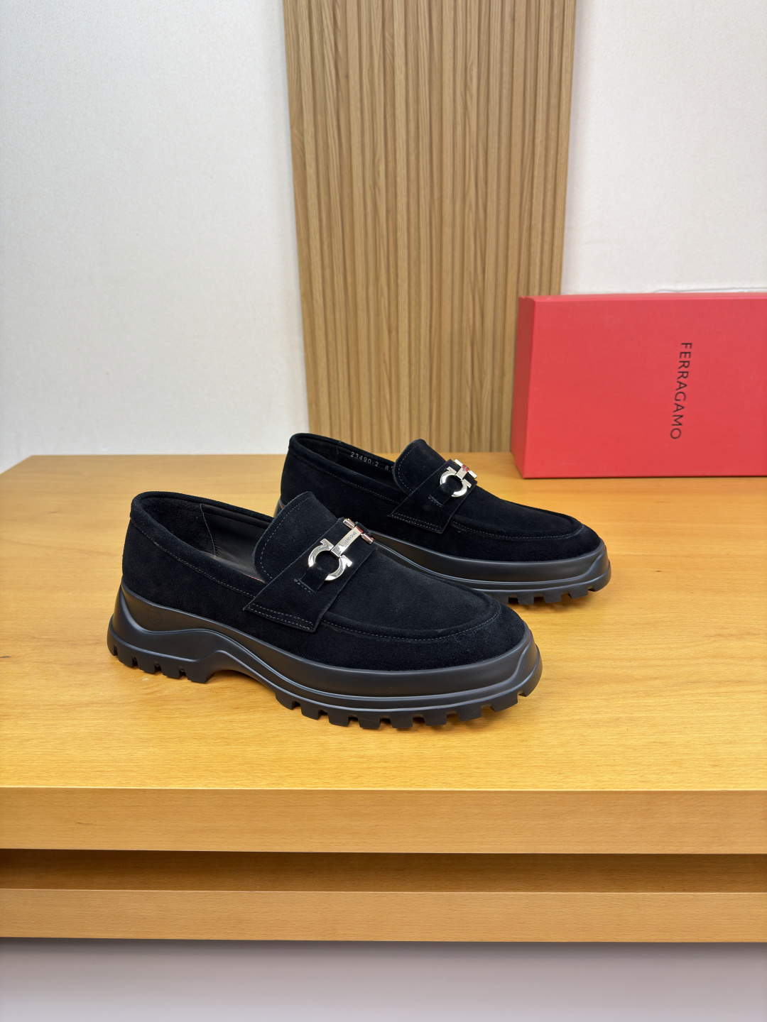 NO:680672,[Ferragamo] Ferragamo - high-end quality original order · formal leather shoes - high mercerized suede calfskin on the upper, hidden stitching on the shoe, branded metal fastener cross-arm decoration - water-dyed cowhide on the inside - ultra-light TPU foam outsole; molded outsole - ultra-high quality control, fine workmanship highlighted (high-end, luxury, grade) -Size  39-44 (38, 45, 46, can be customized)·FE0231,,ferragamo,ferragamo,cowhide19860909【 Ferragamo】菲拉格慕 -高端品质 原单·正装皮鞋 -鞋面高丝光反绒小牛皮、鞋丹.车反暗线工艺、品牌金属扣件横担装饰 -内里水染牛皮 -大底超轻TPU发泡；成型大底 -超高品控·做工精细凸显(高端·贵气·档次) -Size 39-44（38,45,46,可订做)·FE0231,,ferragamo,ferragamo,cowhide,Men's shoes