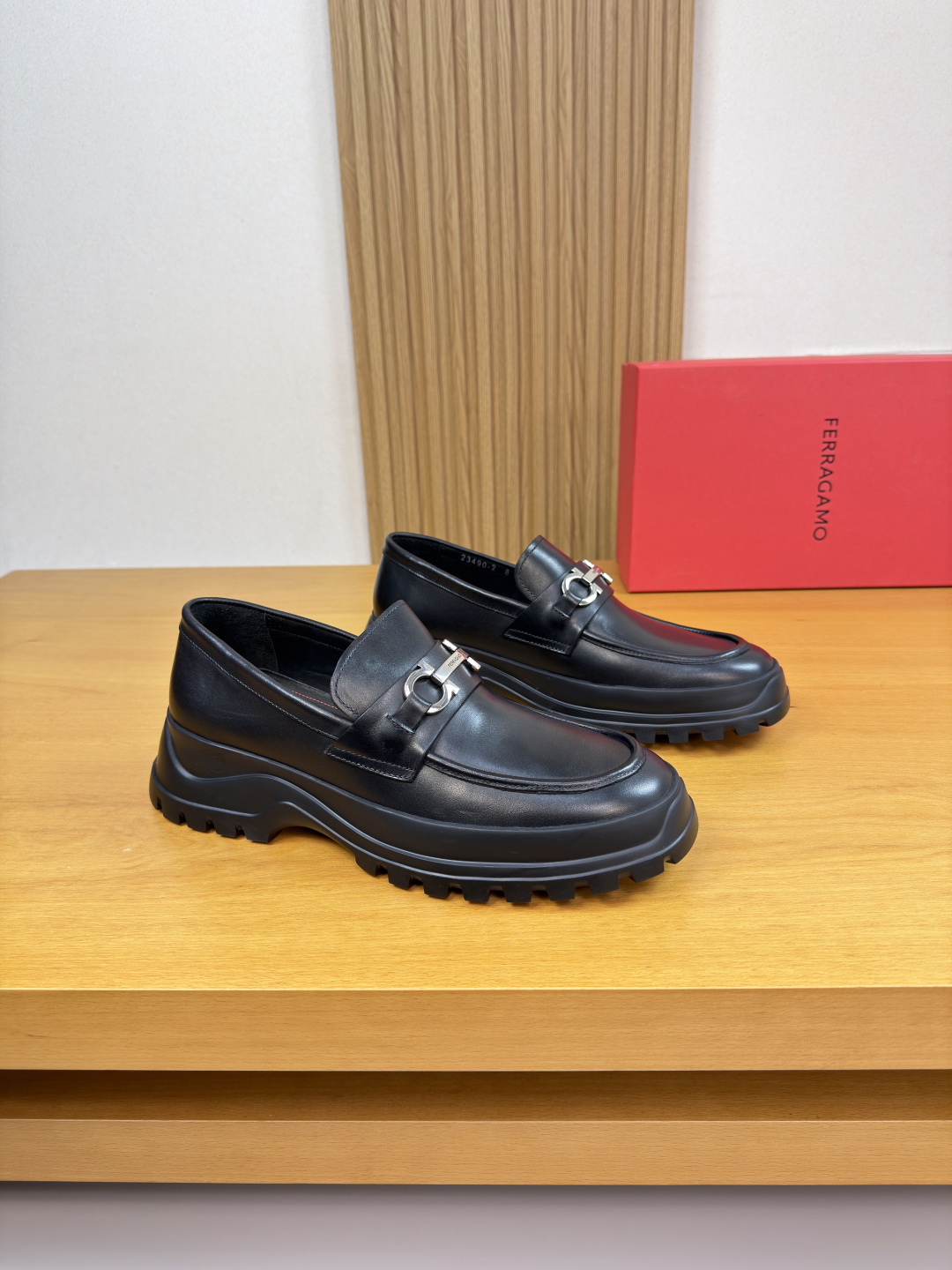 NO:680678,[Ferragamo] Ferragamo - high-end quality original order · formal leather shoes - upper Nappa calfskin, shoe leather, reverse hidden stitching process, brand metal fastener cross-arm decoration - lining water-dyed cowhide - outsole ultra-light TPU foam; molded outsole - ultra-high quality control · fine workmanship highlighted (high-end · luxury · grade) -Size  39-44 (38, 45, 46, can be customized)·FE0231,,ferragamo,ferragamo,cowhide19860909【 Ferragamo】菲拉格慕 -高端品质 原单·正装皮鞋 -鞋面纳帕小牛皮、鞋丹.车反暗线工艺、品牌金属扣件横担装饰 -内里水染牛皮 -大底超轻TPU发泡；成型大底 -超高品控·做工精细凸显(高端·贵气·档次) -Size 39-44（38,45,46,可订做)·FE0231,,ferragamo,ferragamo,cowhide,Men's shoes