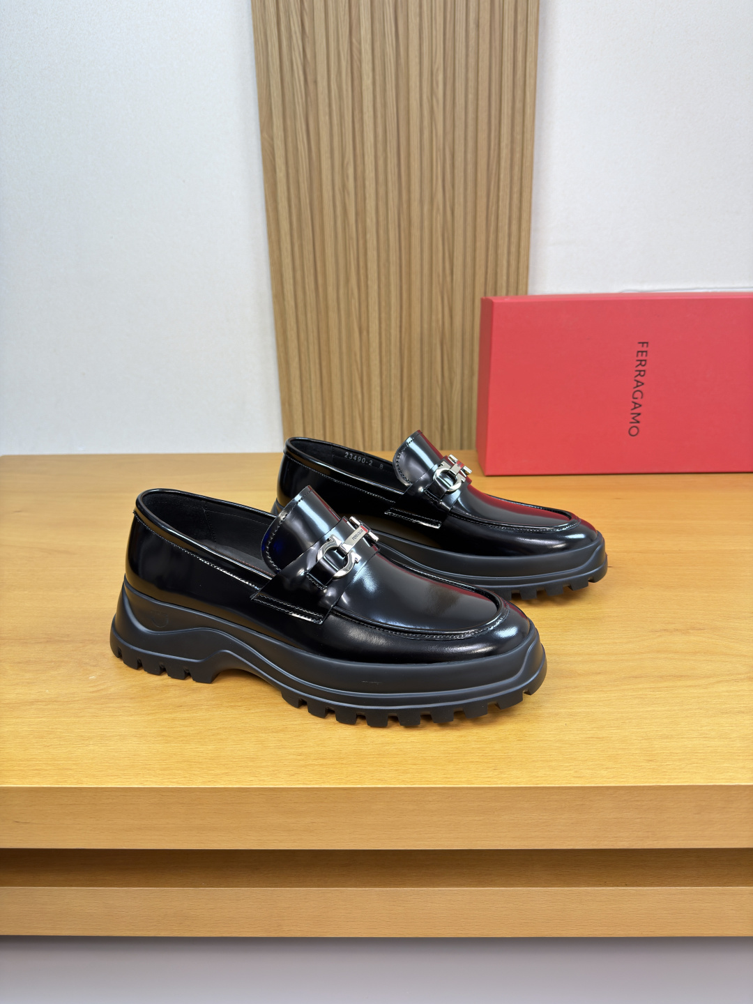 NO:680680,[Ferragamo] Ferragamo - high-end quality original order · formal leather shoes - open-edge beaded calfskin on the upper, shoe leather, reverse hidden stitching, brand metal fastener cross-arm decoration - water-dyed cowhide inside - ultra-light TPU foam outsole; molded outsole - ultra-high quality control, fine workmanship (high-end, luxury, grade) -Size  39-44 (38, 45, 46, can be customized)·FE0231,,ferragamo,ferragamo,cowhide19860909【 Ferragamo】菲拉格慕 -高端品质 原单·正装皮鞋 -鞋面开边珠小牛皮、鞋丹.车反暗线工艺、品牌金属扣件横担装饰 -内里水染牛皮 -大底超轻TPU发泡；成型大底 -超高品控·做工精细凸显(高端·贵气·档次) -Size 39-44（38,45,46,可订做)·FE0231,,ferragamo,ferragamo,cowhide,Men's shoes