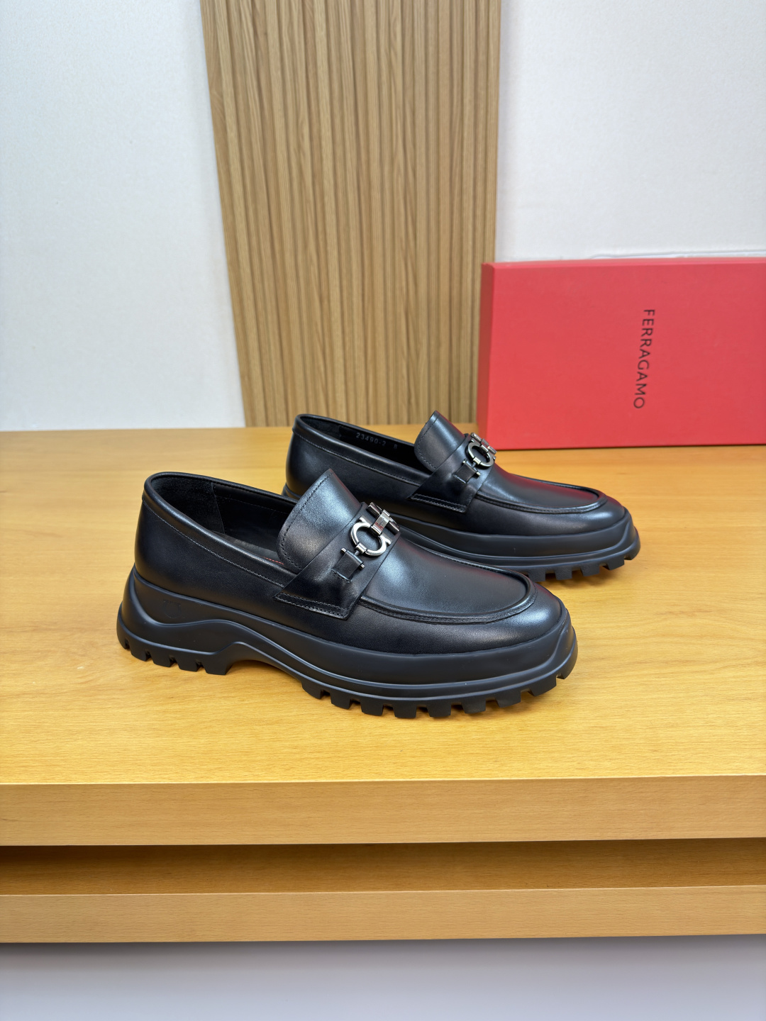 NO:680691,[Ferragamo] Ferragamo - high-end quality original order · formal leather shoes - upper Nappa calfskin, shoe leather, reverse hidden stitching process, brand metal fastener cross-arm decoration - lining water-dyed cowhide - outsole ultra-light TPU foam; molded outsole - ultra-high quality control · fine workmanship highlighted (high-end · luxury · grade) -Size  39-44 (38, 45, 46, can be customized)·FE0231,,ferragamo,ferragamo,cowhide19860909【 Ferragamo】菲拉格慕 -高端品质 原单·正装皮鞋 -鞋面纳帕小牛皮、鞋丹.车反暗线工艺、品牌金属扣件横担装饰 -内里水染牛皮 -大底超轻TPU发泡；成型大底 -超高品控·做工精细凸显(高端·贵气·档次) -Size 39-44（38,45,46,可订做)·FE0231,,ferragamo,ferragamo,cowhide,Men's shoes