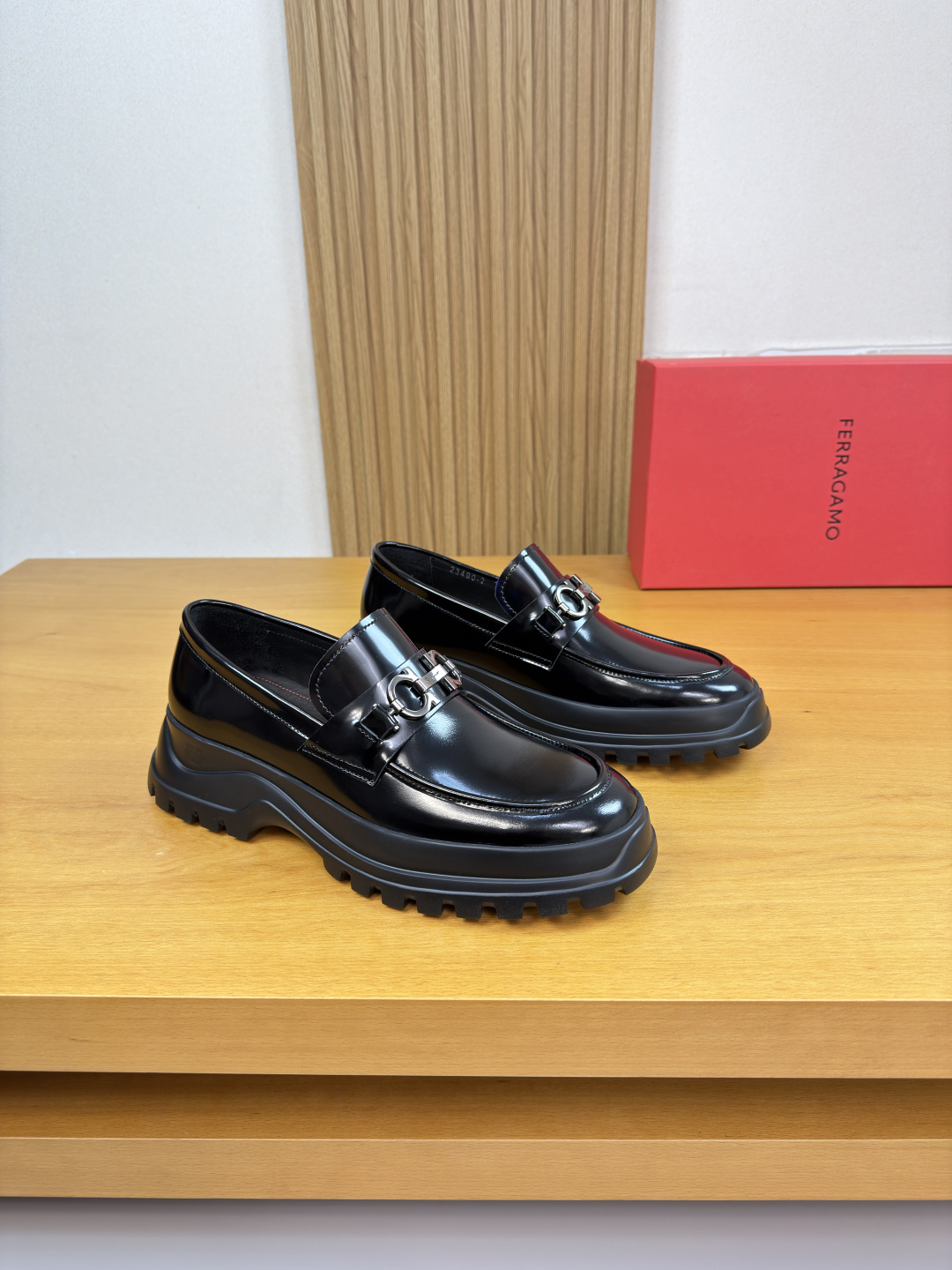 NO:680697,[Ferragamo] Ferragamo - high-end quality original order · formal leather shoes - open-edge beaded calfskin on the upper, shoe leather, reverse hidden stitching, brand metal fastener cross-arm decoration - water-dyed cowhide inside - ultra-light TPU foam outsole; molded outsole - ultra-high quality control, fine workmanship (high-end, luxury, grade) -Size  39-44 (38, 45, 46, can be customized)·FE0231,,ferragamo,ferragamo,cowhide19860909【 Ferragamo】菲拉格慕 -高端品质 原单·正装皮鞋 -鞋面开边珠小牛皮、鞋丹.车反暗线工艺、品牌金属扣件横担装饰 -内里水染牛皮 -大底超轻TPU发泡；成型大底 -超高品控·做工精细凸显(高端·贵气·档次) -Size 39-44（38,45,46,可订做)·FE0231,,ferragamo,ferragamo,cowhide,Men's shoes