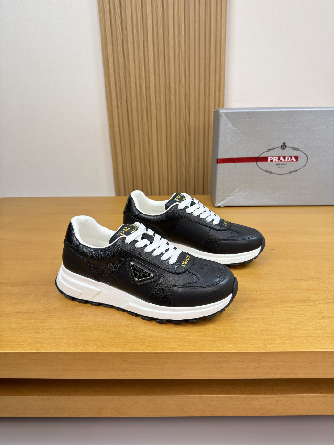 NO:680702,[PRADA] Prada - high-end quality original casual sports shoes - upper pebbled calfskin, Nappa calfskin, shoe body sewn brand metal logo fasteners, tongue, heel, air pressure brand logo - lining water-dyed cowhide - outsole ultra-light TPU foam rubber; two-color molded outsole - ultra-high quality control, fine workmanship highlighted (high-end, luxury, grade) -Size  39-44 (38,45, can be customized)·PRD3258,,prada,prada,sneakers,cowhide19860909【PRADA】普拉达 -高端品质 原单·休闲运动鞋 -鞋面荔纹小牛皮、纳帕小牛皮、鞋身车缝品牌金属logo扣件、鞋舌.后跟.空压品牌logo -内里水染牛皮 -大底超轻TPU发泡·橡胶；双色成型大底 -超高品控·做工精细凸显(高端·贵气·档次) -Size 39-44（38,45,可订做)·PRD3258,,prada,prada,sneakers,cowhide,Men's shoes