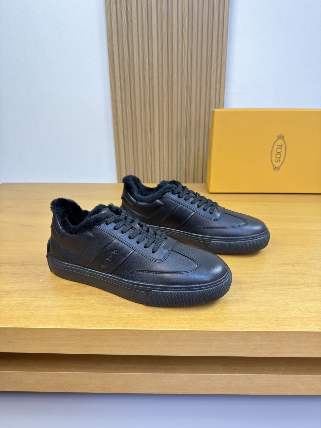 NO:680905,[TOD's] Tods - high-end quality original casual sports sneakers - upper Nappa calfskin, brand knitted fabric, shoe body, heel, air pressure brand logo - Australian wool lining - outsole ultra-light TPR rubber; molded outsole - ultra-high quality control, fine workmanship (high-end, luxury, grade) -Size  39-44 (38,45, can be customized)·3022,Tod's,cowhide19860909【 TOD's】托德斯  -高端品质 原单·休闲运动板鞋 -鞋面纳帕小牛皮、品牌针织布匹、鞋身.后跟.空压品牌logo -内里澳洲羊毛 -大底超轻TPR·橡胶; 成型大底 -超高品控·做工精细凸显(高端·贵气·档次) -Size 39-44（38,45,可订做)·3022,,Tod's,cowhide,Men's shoes