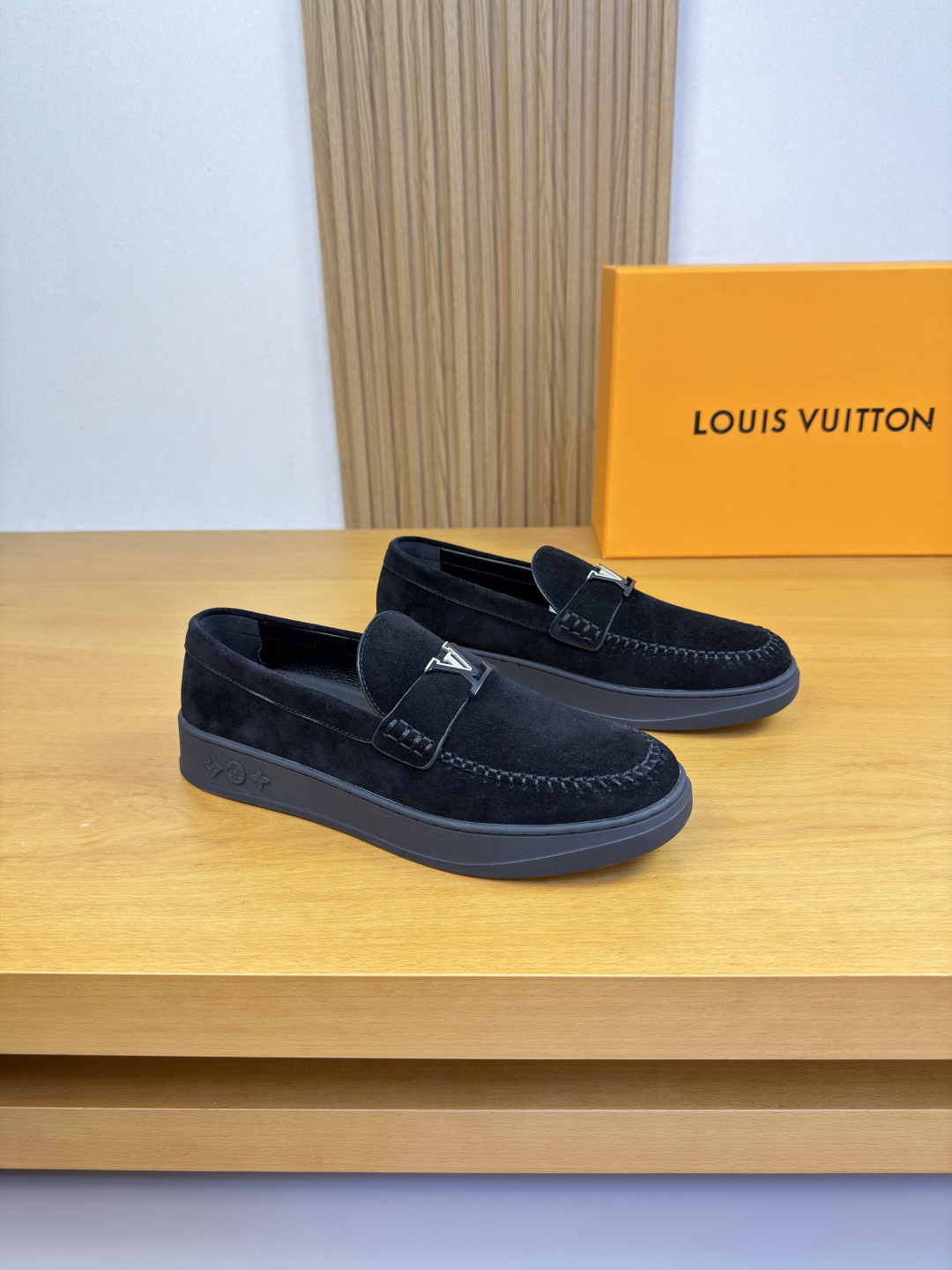 NO:680914,[Louis Vuitton] Louis Vuitton - high-end quality original single casual sports sneakers - high mercerized suede calfskin upper, hand-stitched mark thread on the sole, brand metal fastener cross-arm decoration - water-dyed cowhide inside - ultra-light TPR rubber outsole; molded outsole - ultra-high quality control, fine workmanship (high-end, luxury, grade) -Size 38-44 (45, can be customized)·L0117, Louis  vuitton,louis vuitton,cowhide19860909【Louis Vuitton】路易威登 -高端品质 原单·休闲运动板鞋 -鞋面高丝光反绒小牛皮、鞋丹手工串缝马克线、品牌金属扣件横担装饰 -内里水染牛皮 -大底超轻TPR·橡胶; 成型大底 -超高品控·做工精细凸显(高端·贵气·档次) -Size 38-44（45,可订做)·L0117,,louis vuitton,louis vuitton,cowhide,Men's shoes