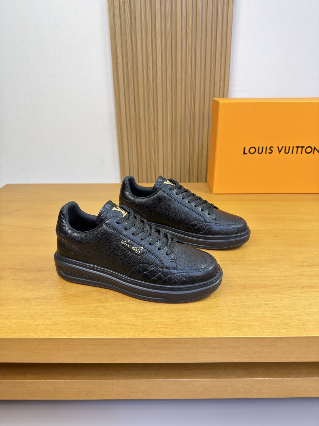 NO:680918,[Louis Vuitton] Louis Vuitton - high-end quality original order·casual sports shoes -upper with pebbled calfskin, stone grained cowhide, shoe body, tongue, silk screen printed brand LOGO -lining with water-dyed cowhide -outsole ultra-light TPU foam; molded outsole -super high quality control·fine workmanship highlighted (high-end·luxury·grade) -Size 38-44 (45, can be customized)·L0117,, louis  vuitton,louis vuitton,sneakers,cowhide19860909【Louis Vuitton】路易威登 -高端品质 原单·休闲运动鞋 -鞋面荔纹小牛皮、石头纹牛皮、鞋身.鞋舌.丝印品牌LOGO -内里水染牛皮 -大底超轻TPU发泡; 成型大底 -超高品控·做工精细凸显(高端·贵气·档次) -Size 38-44（45,可订做)·L0117,,louis vuitton,louis vuitton,sneakers,cowhide,Men's shoes