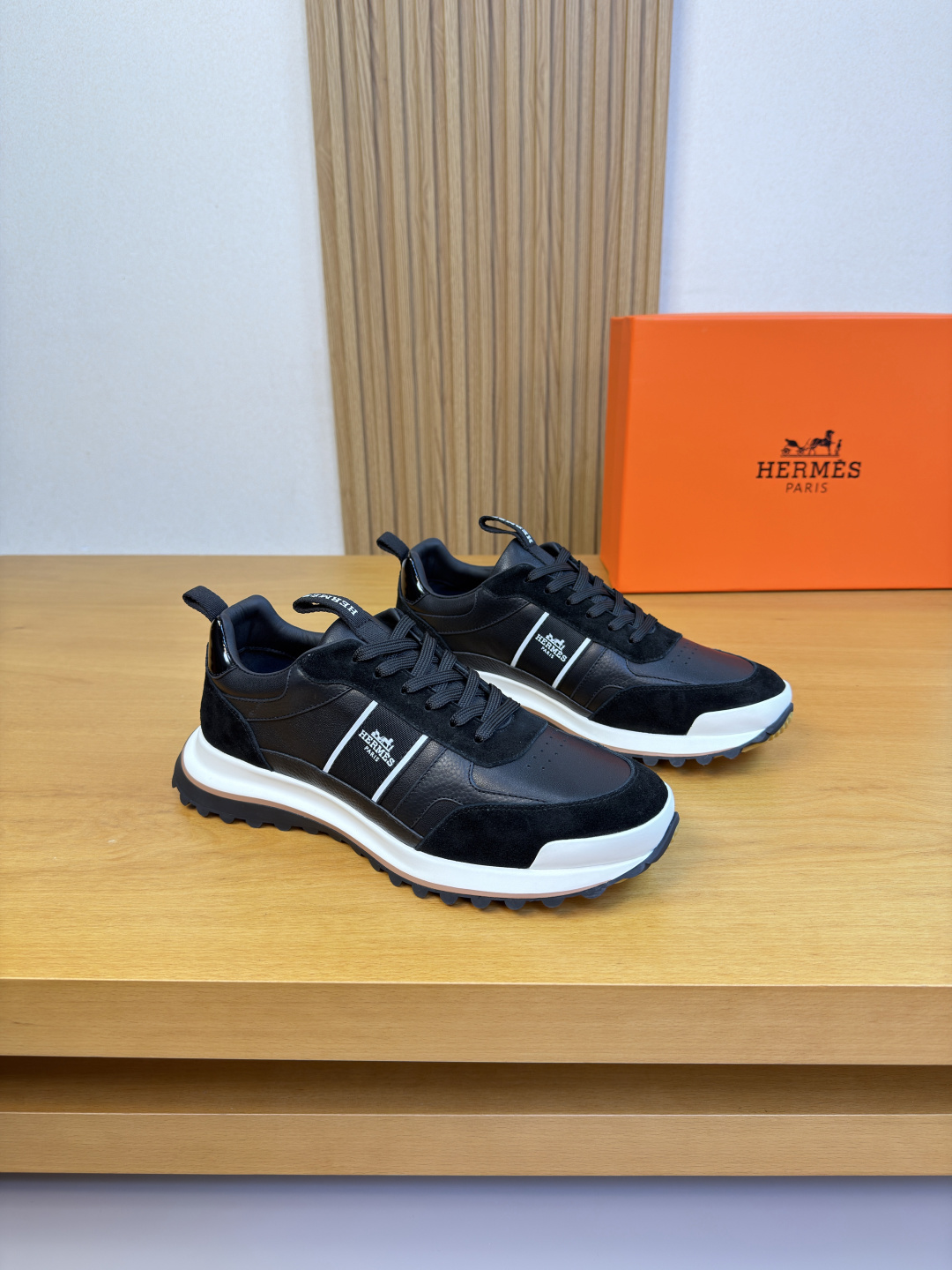 NO:680927,[HERMES] Hermes - high-end quality original casual sports shoes - upper pebbled calfskin, nappa calfskin, suede calfskin, shoe body sewn with brand logo totem webbing, tongue, heel. brand logo webbing - lining water-dyed cowhide - outsole ultra-light TPR rubber; two-color molded outsole - ultra-high quality control, fine workmanship highlighted (high-end, luxury, grade) -Size  39-44 (38,45, can be customized)·H0118,,hermes,hermes,sneakers,cowhide19860909【 HERMES】爱马仕 -高端品质 原单·休闲运动鞋 -鞋面荔纹小牛皮、纳帕小牛皮、反绒小牛皮、鞋身车缝品牌logo图腾织带、鞋舌.后跟.品牌logo织带 -内里水染牛皮 -大底超轻TPR·橡胶；双色成型大底 -超高品控·做工精细凸显(高端·贵气·档次) -Size 39-44（38,45,可订做)·H0118,,hermes,hermes,sneakers,cowhide,Men's shoes
