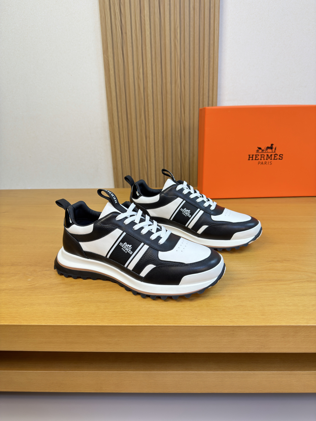 NO:680928,[HERMES] Hermès - high-end quality original casual sports shoes - upper pebbled calfskin, Nappa calfskin, shoe body sewn with brand logo totem webbing, tongue, heel, brand logo webbing - lining water-dyed cowhide - outsole ultra-light TPR rubber; two-color molded outsole - ultra-high quality control, fine workmanship highlighted (high-end, luxury, grade) -Size  39-44 (38,45, can be customized)·H0118,,hermes,hermes,sneakers,cowhide19860909【 HERMES】爱马仕 -高端品质 原单·休闲运动鞋 -鞋面荔纹小牛皮、纳帕小牛皮、鞋身车缝品牌logo图腾织带、鞋舌.后跟.品牌logo织带 -内里水染牛皮 -大底超轻TPR·橡胶；双色成型大底 -超高品控·做工精细凸显(高端·贵气·档次) -Size 39-44（38,45,可订做)·H0118,,hermes,hermes,sneakers,cowhide,Men's shoes