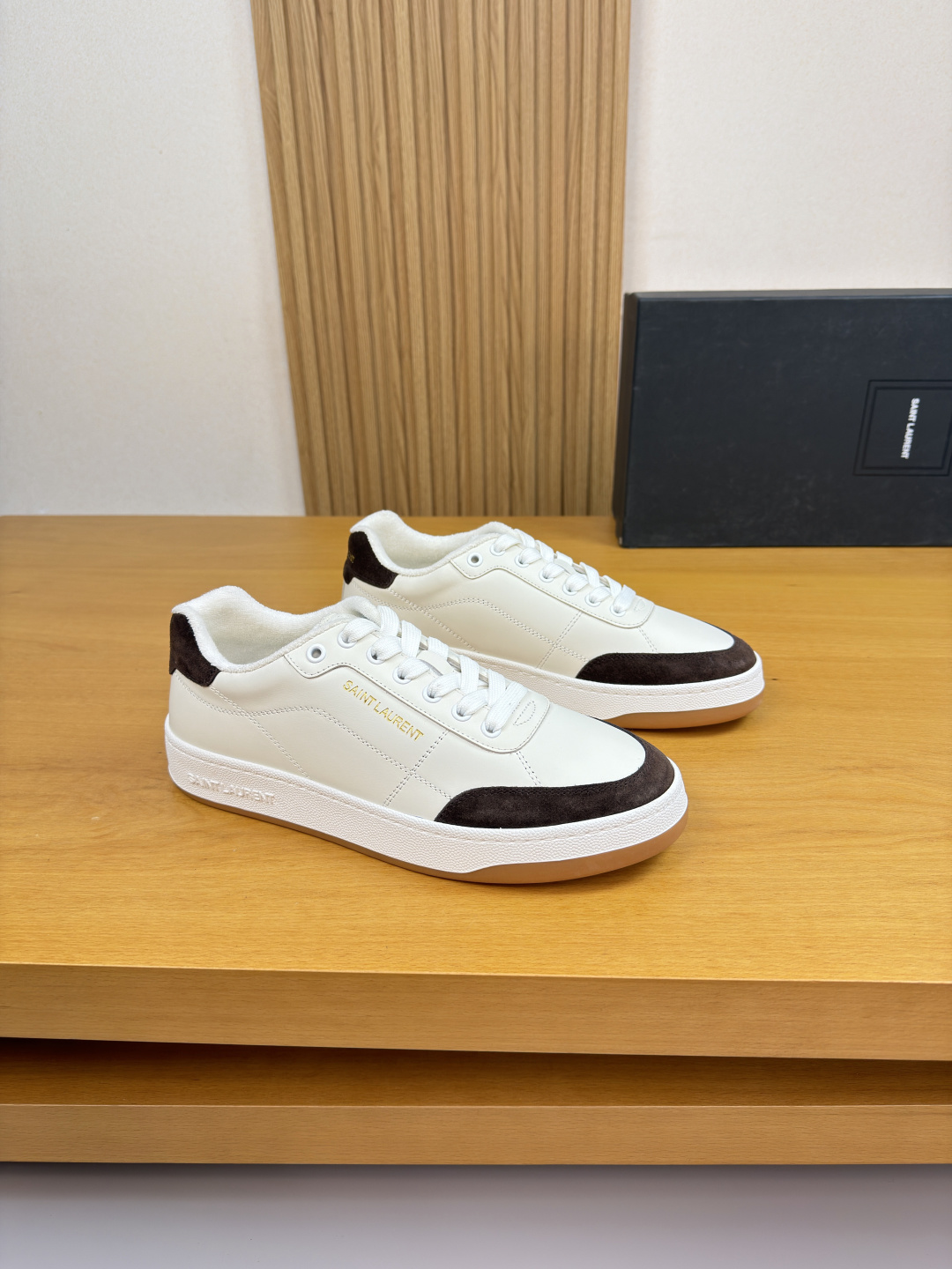 NO:680935,[SAINT LAURENT] Yves Saint Laurent - high-end quality original casual sports sneakers - upper Nappa calfskin, suede calfskin, shoe body, silk screen printed brand logo on the heel, tongue, sewn brand logo cloth label - terry lining inside, foot pads; water-dyed cowhide - outsole ultra-light TPR.  39-44 (38, 45, can be customized)·SL3022, saint laurent, saint laurent, cowhide19860909【SAINT LAURENT】圣罗兰 -高端品质 原单·休闲运动板鞋 -鞋面纳帕小牛皮、反绒小牛皮、鞋身.后跟丝印品牌logo、鞋舌.车缝品牌logo布标 -内里毛巾布里,垫脚；水染牛皮 -大底超轻TPR.橡胶; 双色成型大底 -超高品控·做工精细凸显(高端·贵气·档次) -Size 39-44（38,45,可订做)·SL3022,,saint laurent,saint laurent,cowhide,Men's shoes