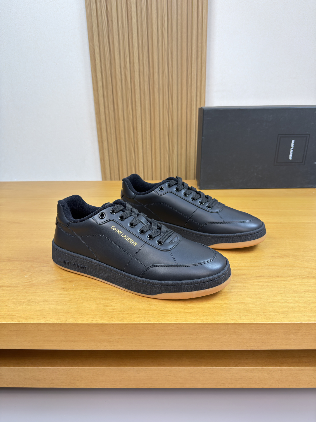 NO:680947,[SAINT LAURENT] Yves Saint Laurent - High-end quality original casual sports sneakers - Nappa calfskin upper, shoe body, screen-printed brand logo on the heel, tongue, sewn brand logo cloth label - terry cloth lining, foot pads; water-dyed cowhide - Outsole ultra-light TPR.  39-44 (38, 45, can be customized)·SL3022, saint laurent, saint laurent, cowhide19860909【SAINT LAURENT】圣罗兰 -高端品质 原单·休闲运动板鞋 -鞋面纳帕小牛皮、鞋身.后跟丝印品牌logo、鞋舌.车缝品牌logo布标 -内里毛巾布里,垫脚；水染牛皮 -大底超轻TPR.橡胶; 双色成型大底 -超高品控·做工精细凸显(高端·贵气·档次) -Size 39-44（38,45,可订做)·SL3022,,saint laurent,saint laurent,cowhide,Men's shoes