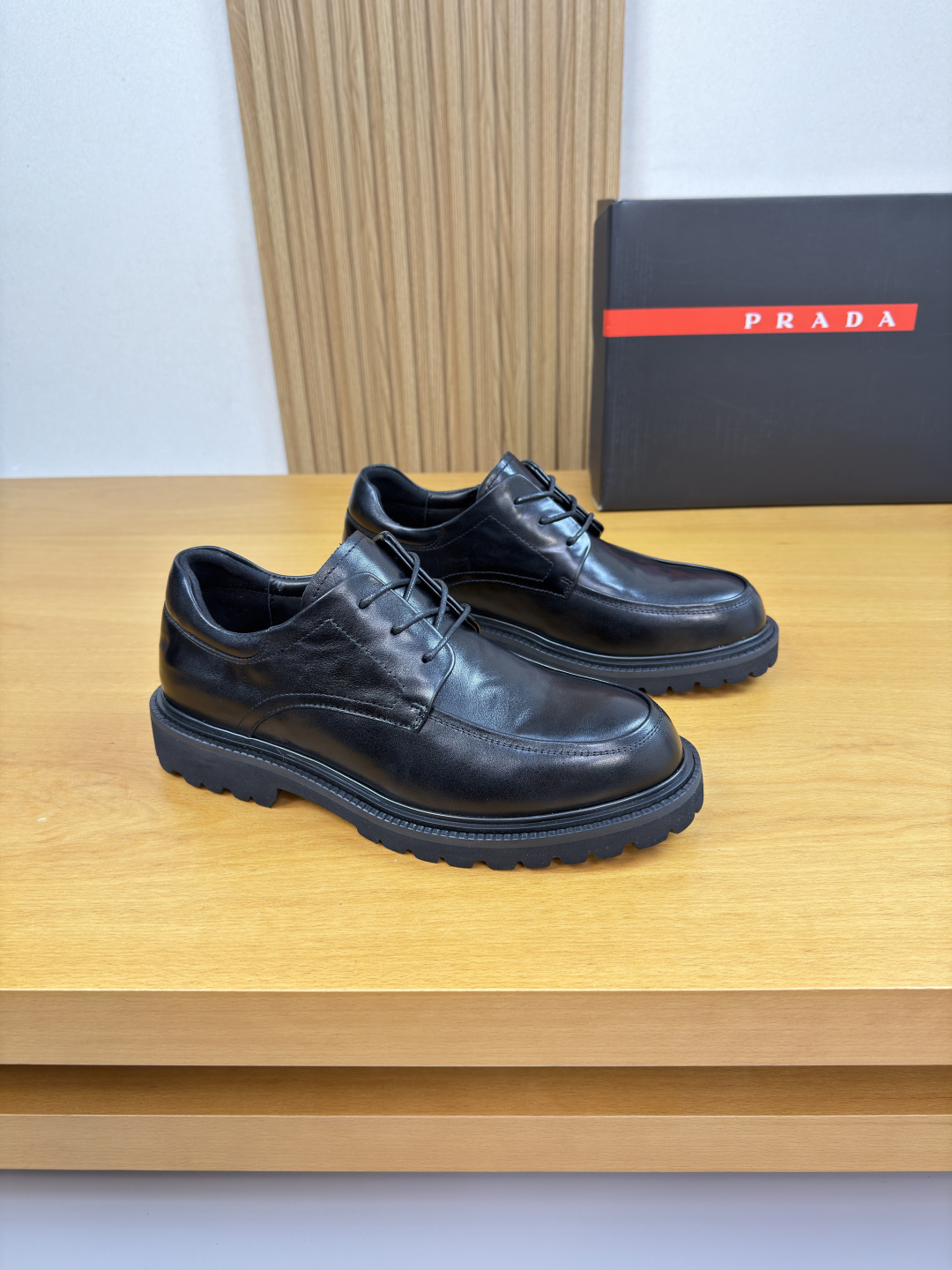NO:680957,[PRADA] Prada - high-end quality original formal leather shoes - upper with hand-grabbed calfskin, anti-dark stitching on the shoe, perfect splicing - lining of water-dyed cowhide - outsole with ultra-light TPU foam; molded outsole - ultra-high quality control, fine workmanship (high-end, luxury, grade) -Size 38-44 (45, 46, can be customized)·,, prada, prada, cowhide19860909【 PRADA】普拉达 -高端品质 原单·正装皮鞋 -鞋面手抓纹小牛皮、鞋丹车反暗线工艺、完美拼接 -内里水染牛皮 -大底超轻TPU发泡; 成型大底 -超高品控·做工精细凸显(高端·贵气·档次) -Size 38-44（45,46,可订做)·,,prada,prada,cowhide,Men's shoes